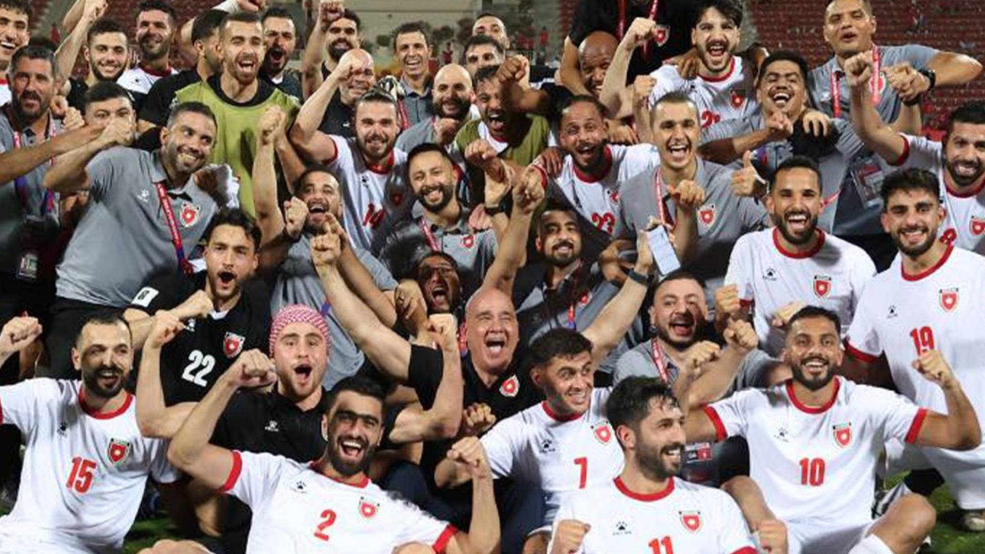 لاعبو المنتخب الوطني يحتفلون بفوز سابق