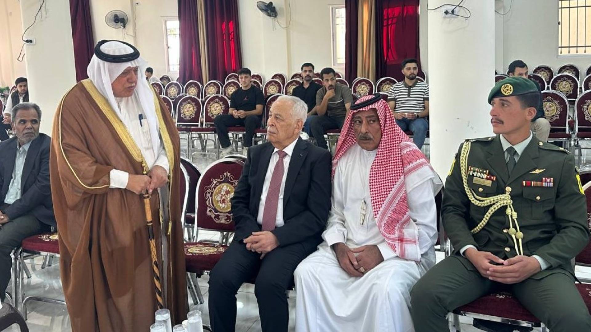 رئيس الديوان الملكي الهاشمي يوسف العيسوي اثناء تأديته واجب العزاء