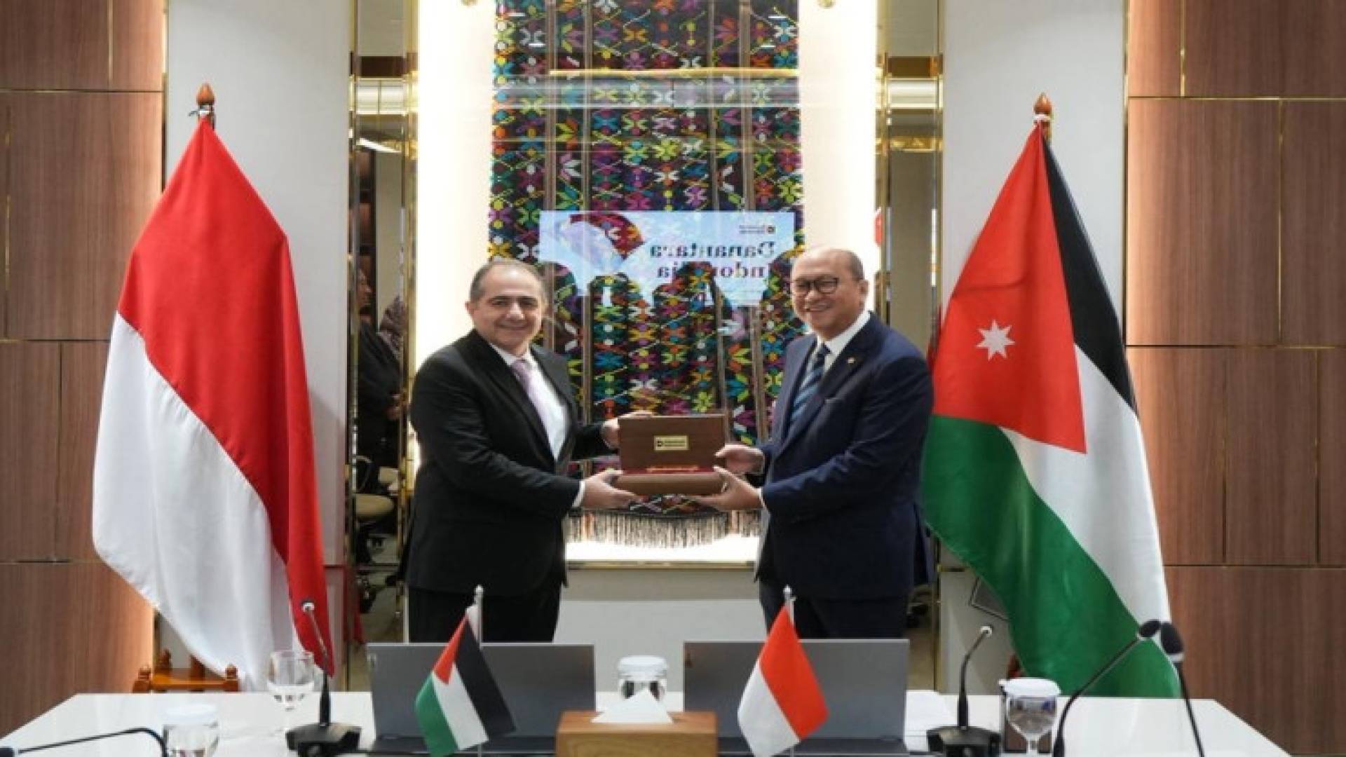 وزير الاستثمار الدكتور طارق أبو غزالة مع نظيره الإندونيسي
