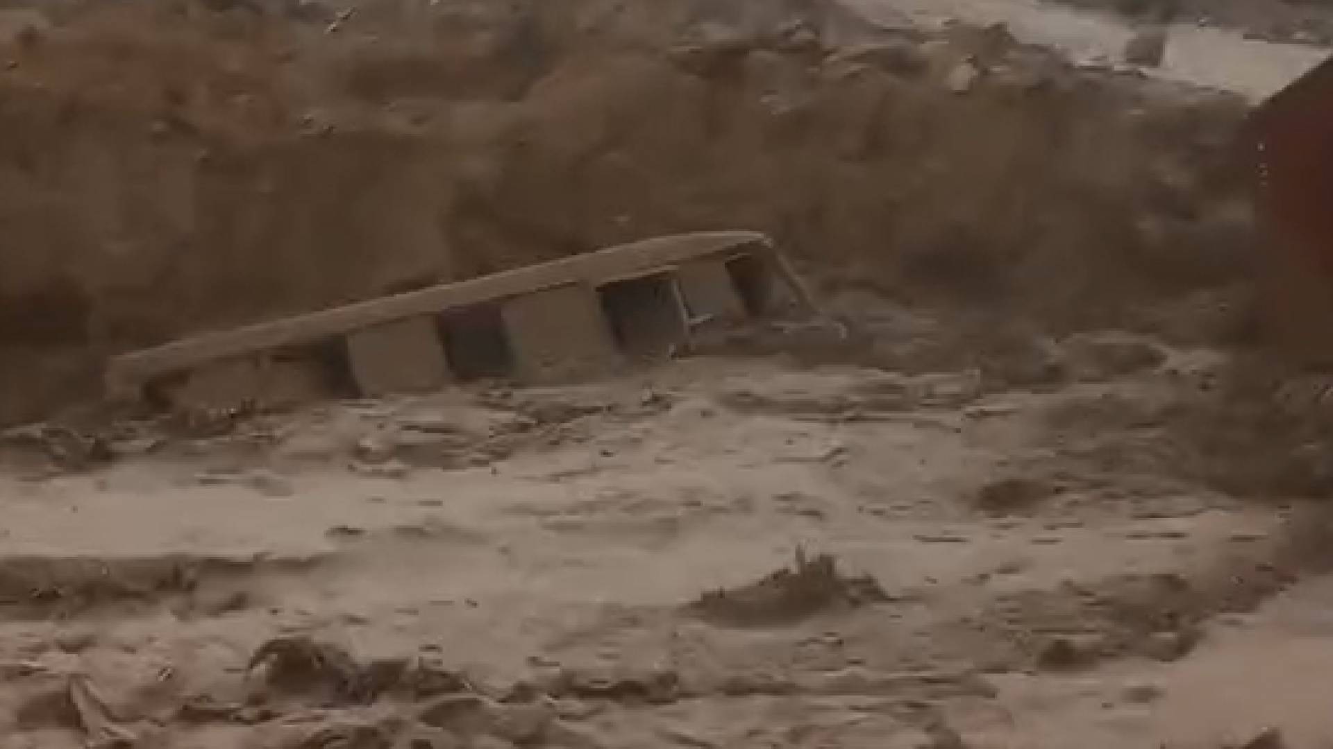 الحافلة التي جرفتها السيول في الزرقاء