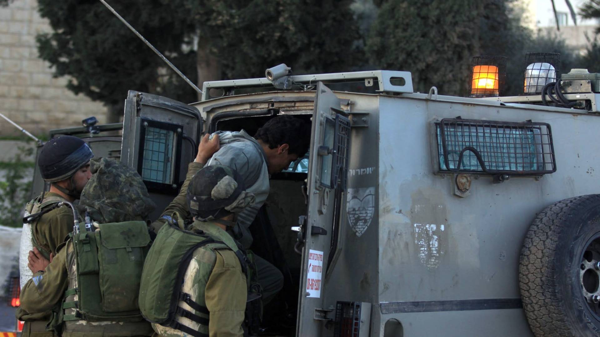 قوات الاحتلال تعتقل فلسطينيا
