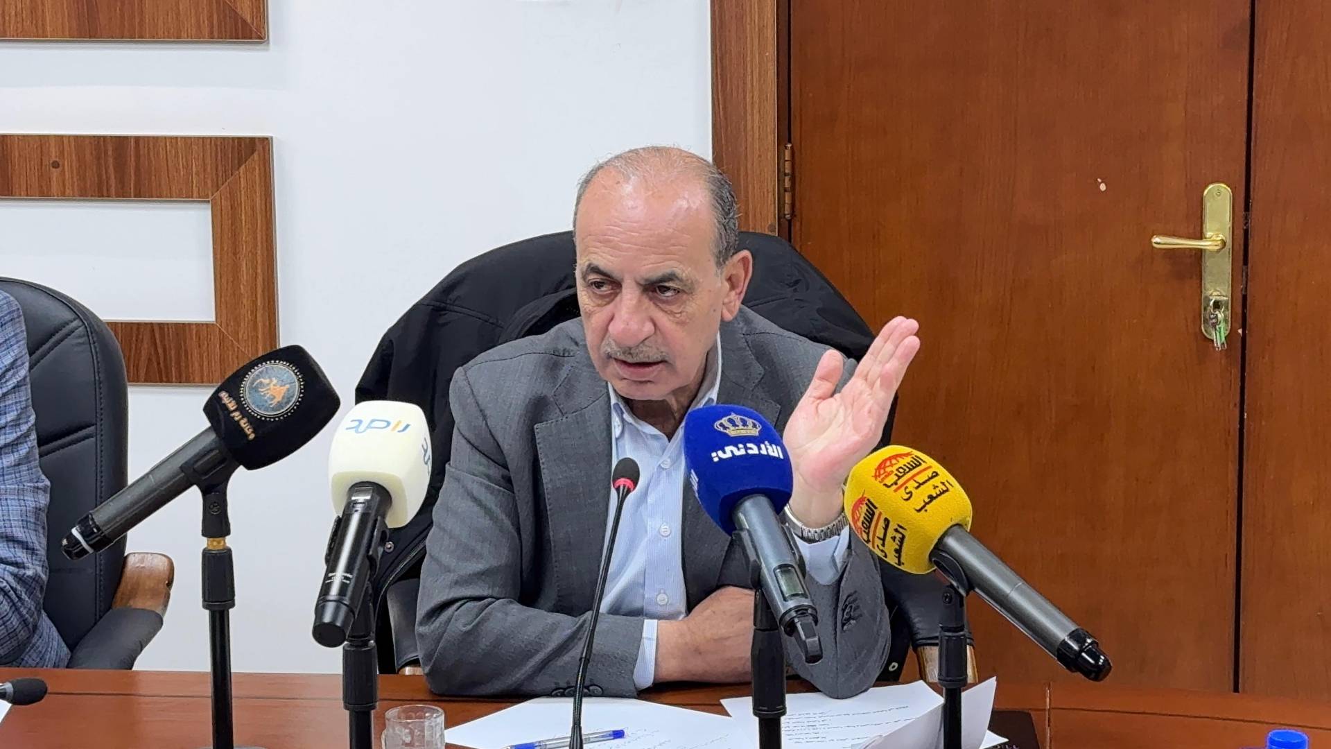 وزير الادارة المحلية والبلديات وليد المصري