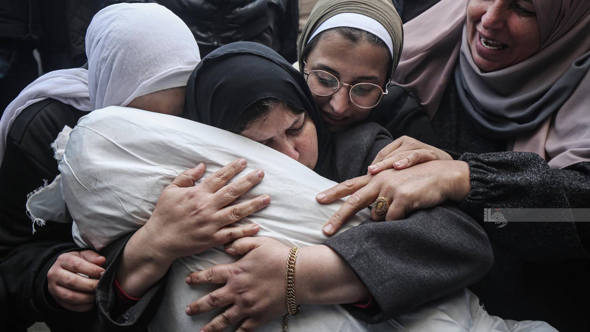 ام تحضن ابنها الشهيد في غزة