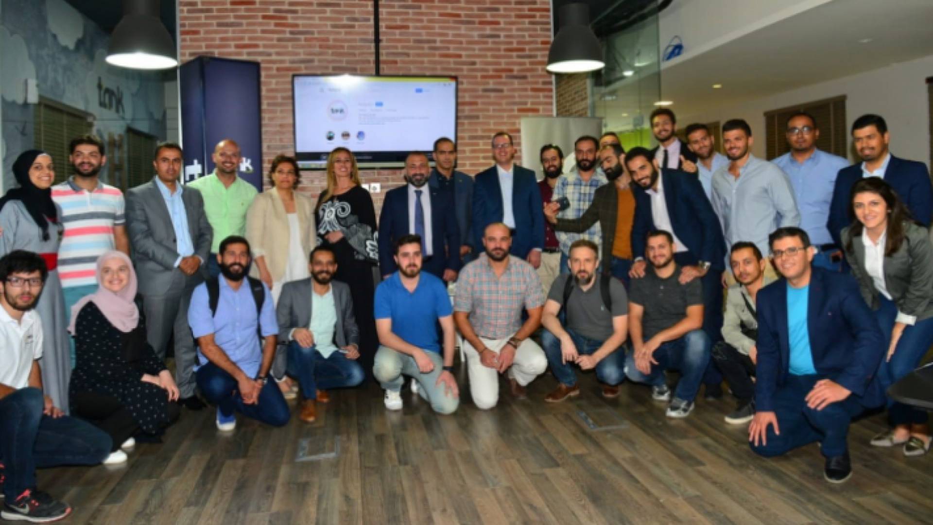 صورة أرشيفية للفائزين في الموسم الأول من برنامج حاضنة أمنية لريادة الأعمال The Tank