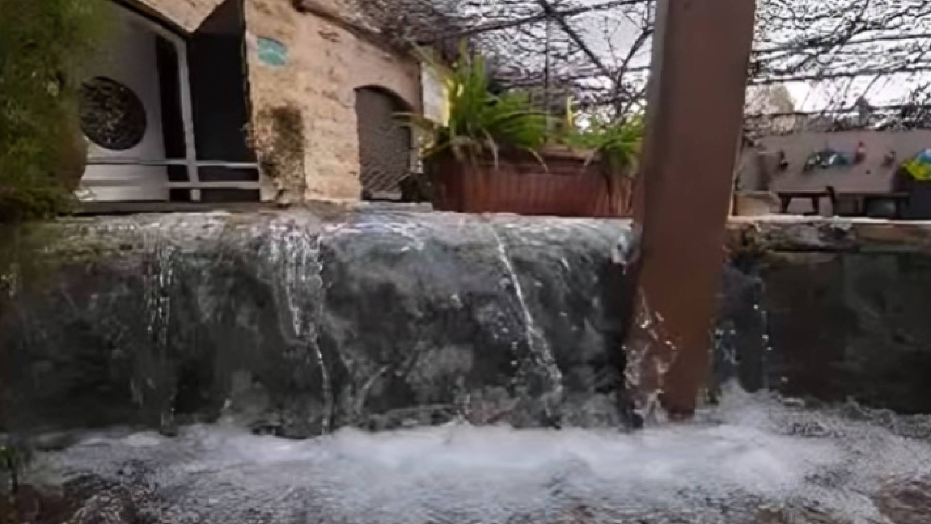 هدر مياه جراء انفجار عين بمنطقة في وادي السير في عمان