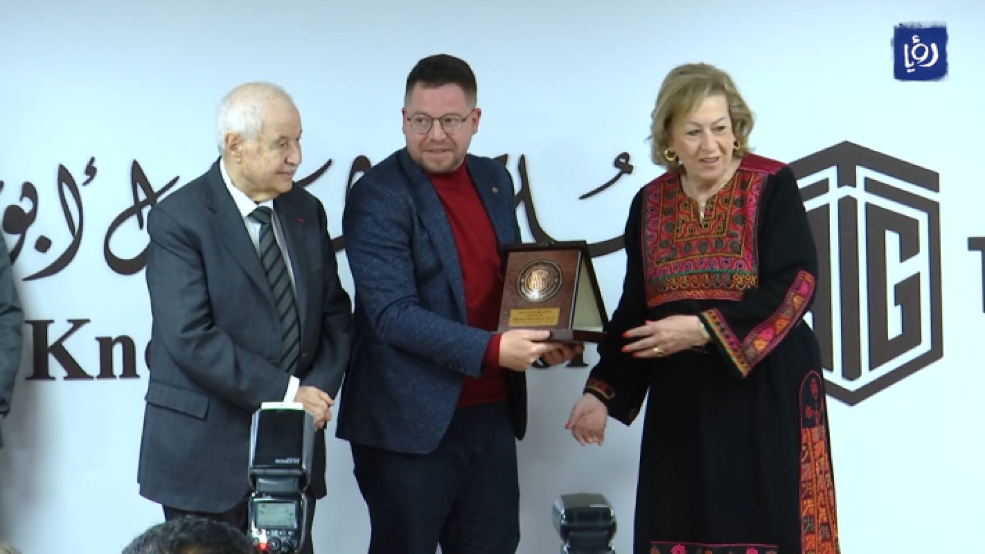 تكريم مراسل رؤيا في الضفة حافظ أبو صبرة