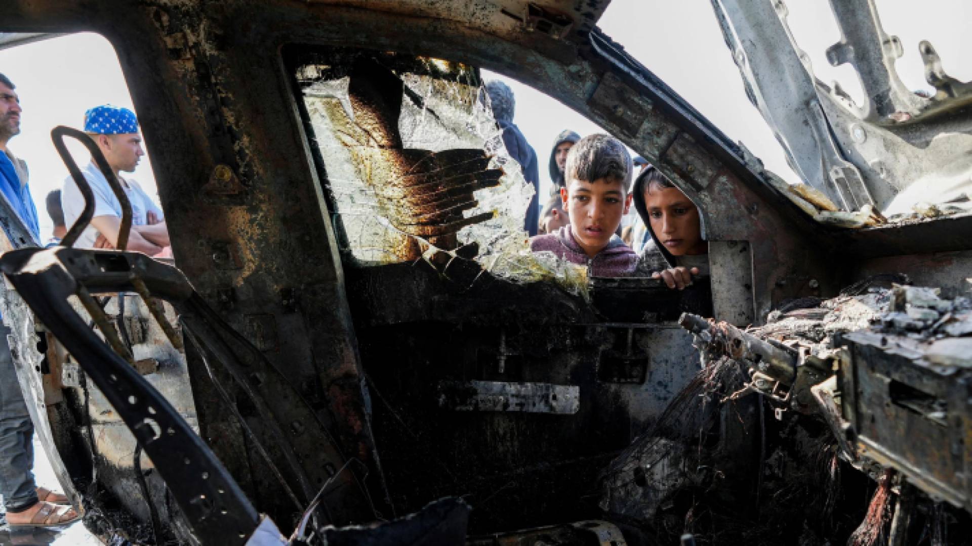 مركبة موظفي الإغاثة الذين قتلهم الاحتلال بعد تعرضها للصقف واحتراقها