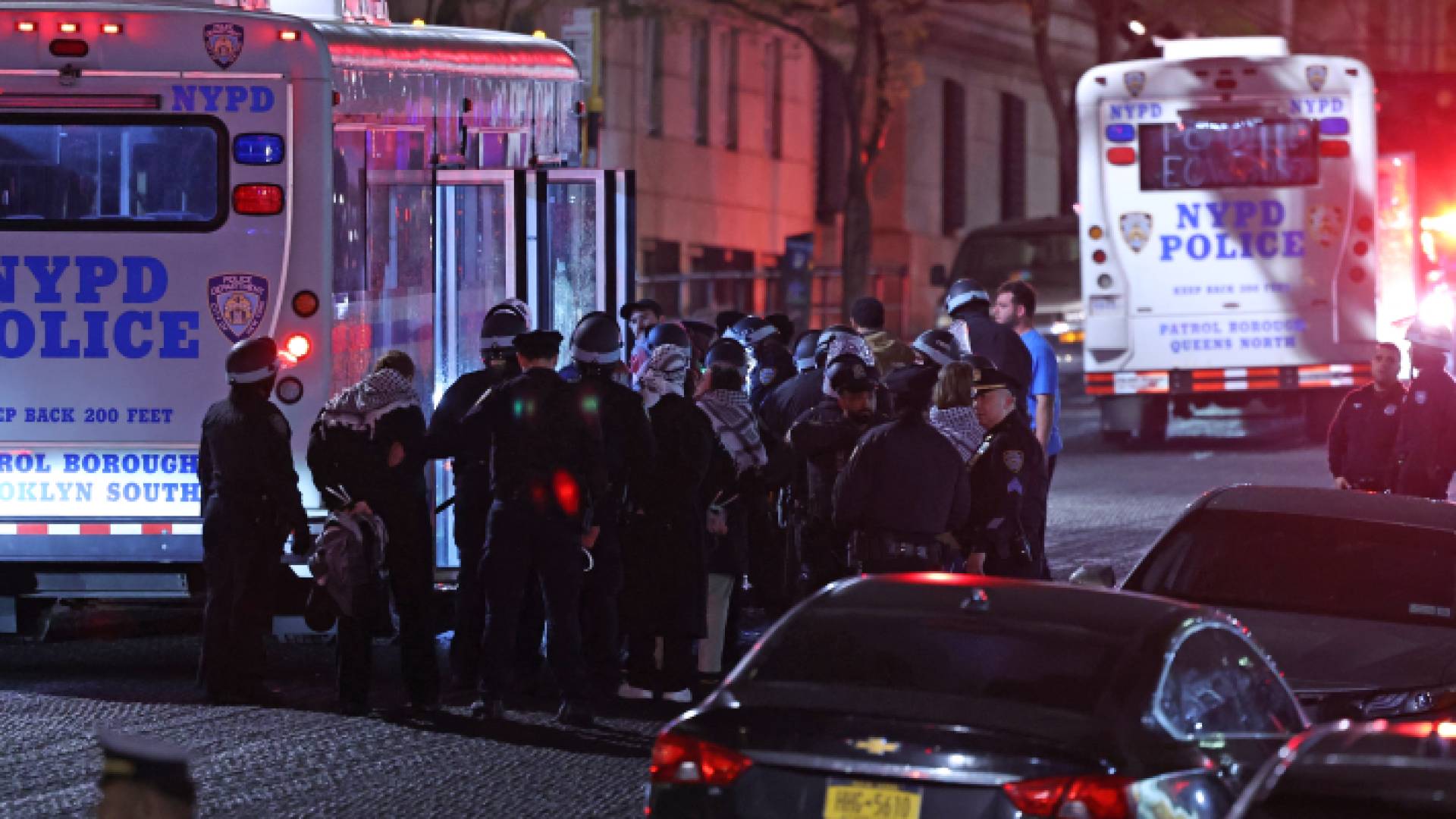 الشرطة الأمريكية تقمع المتظاهرين الداعمين للفلسطينيين والمناهضين لحرب غزة في جامعة كولومبيا