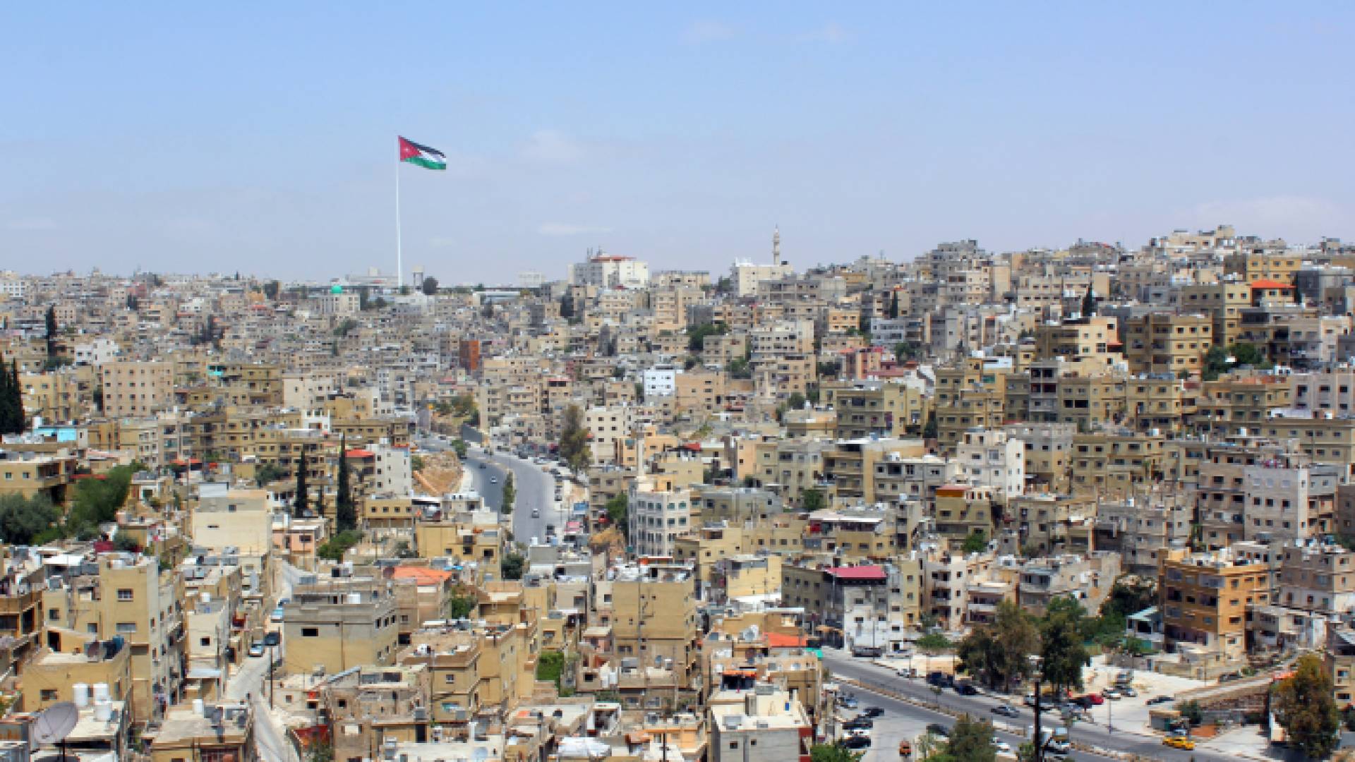 لقطة عامة تظهر حي سكني في عمان