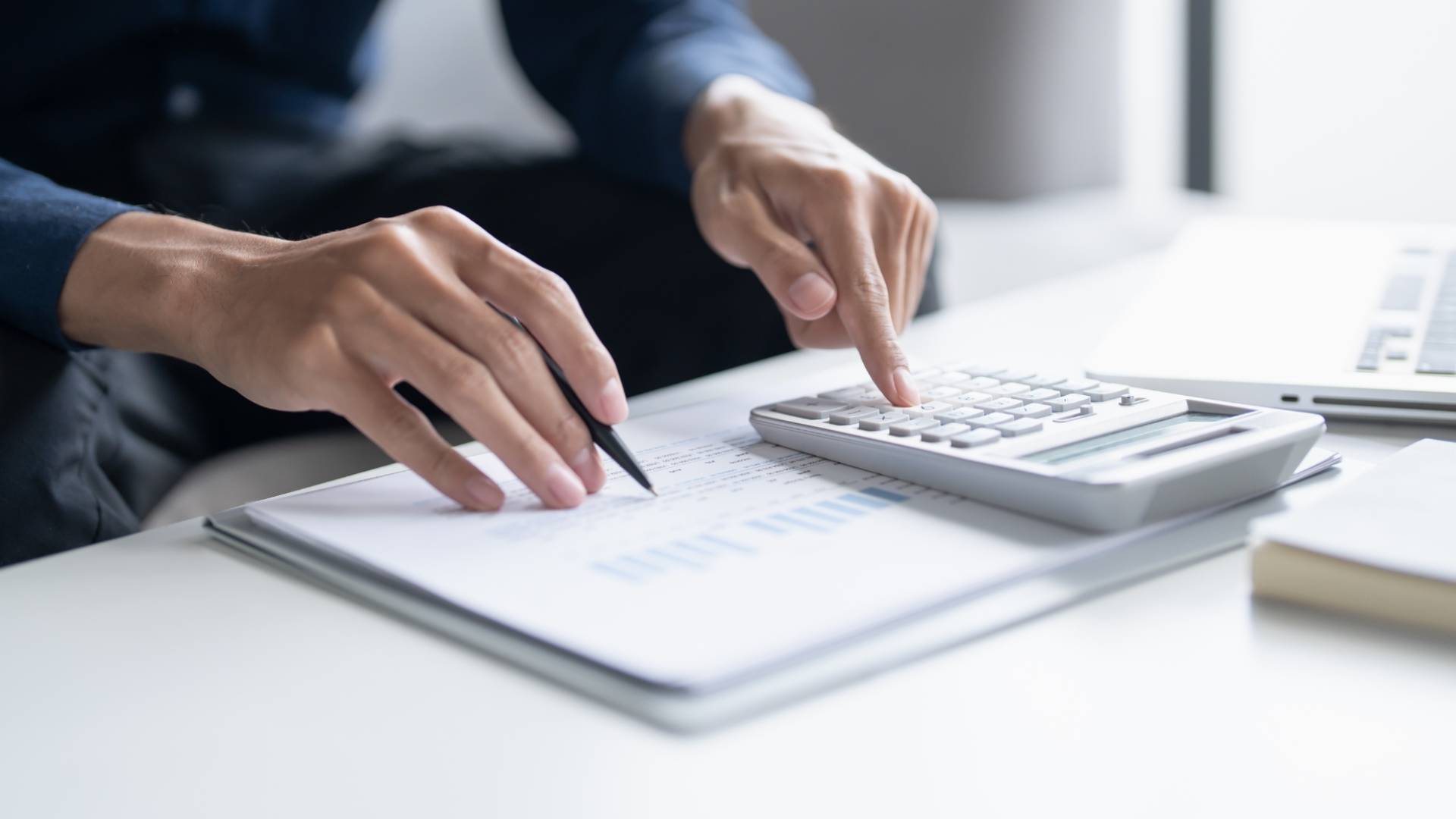 شخص يستخدم آلة حاسبة