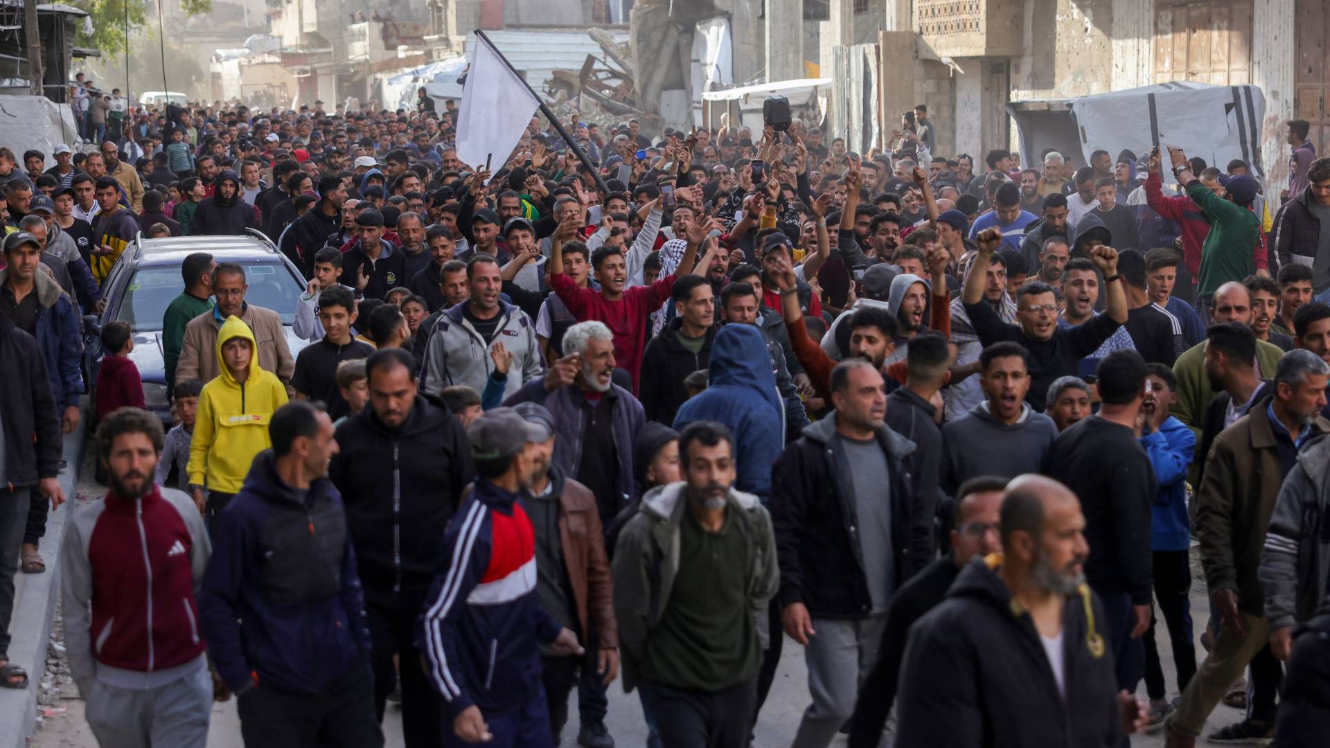 غزيون يتظاهرون للمطالبة بوقف حرب الإبادة