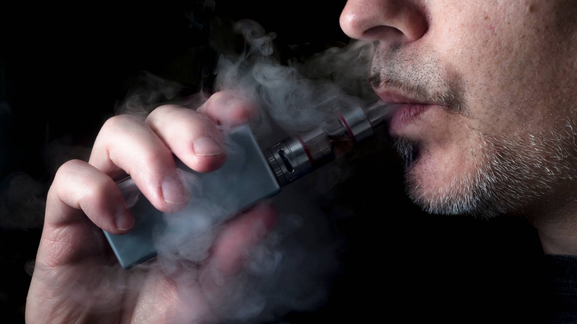 شخص يدخن من خلال سيجارة إلكترونية