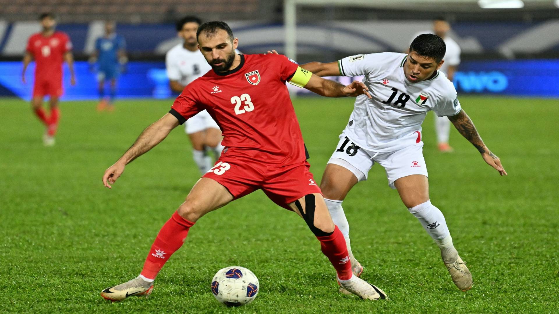 لاعبا الأردن وفلسطين في تصفيات كأس العالم