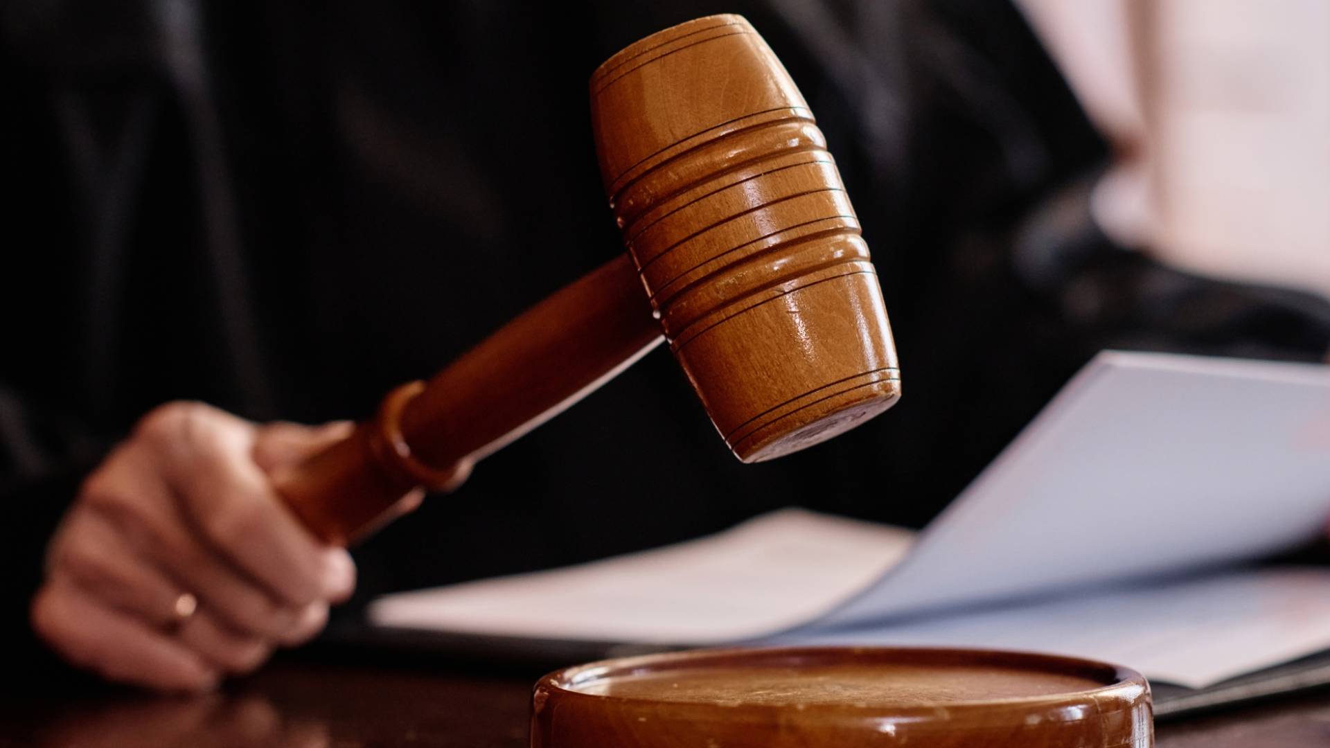 مطرقة قاض وسندان