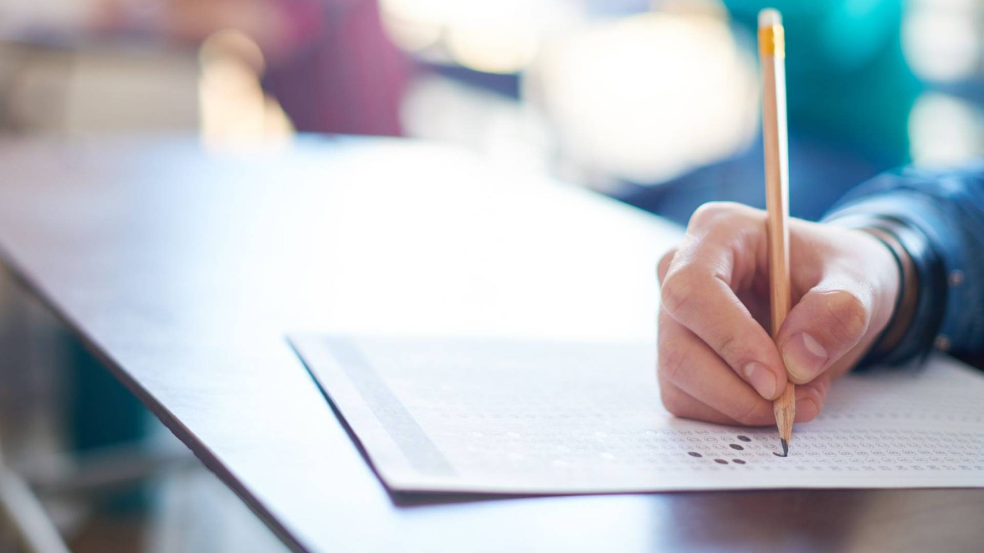 طالب يتقدم لامتحان