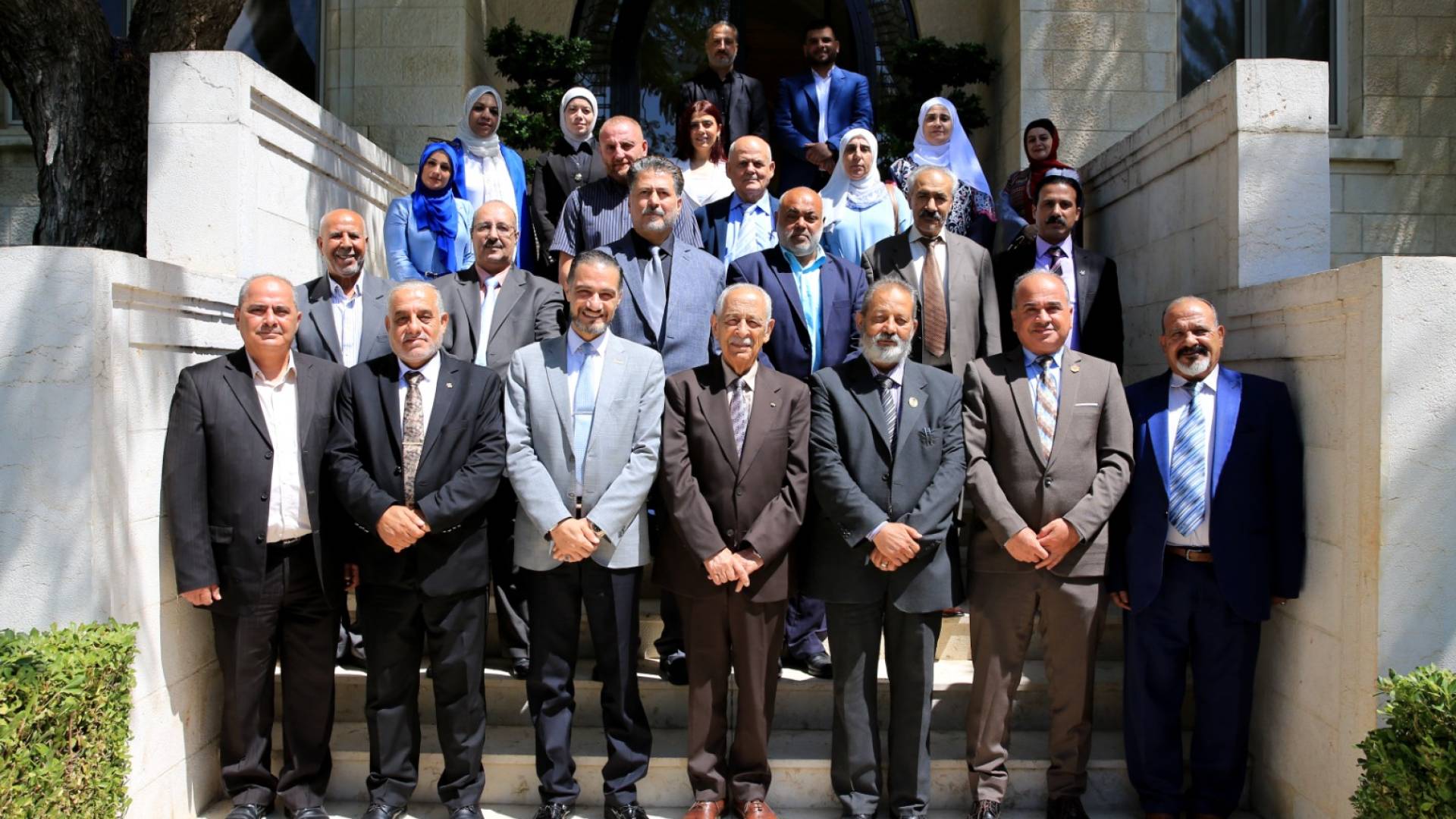 العيسوي خلال لقائه فعاليات مجتمعية وأكاديمية