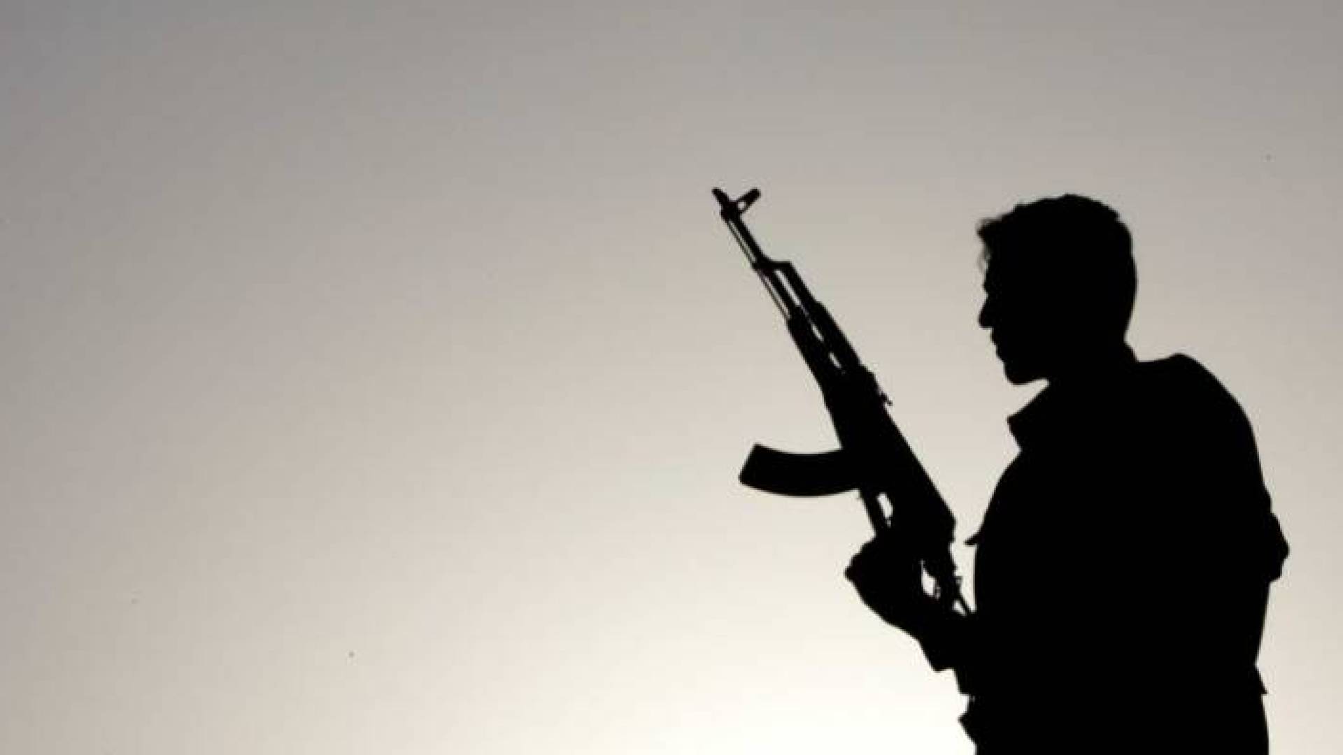 شخص يطلق عيارات نارية - تعبييرية