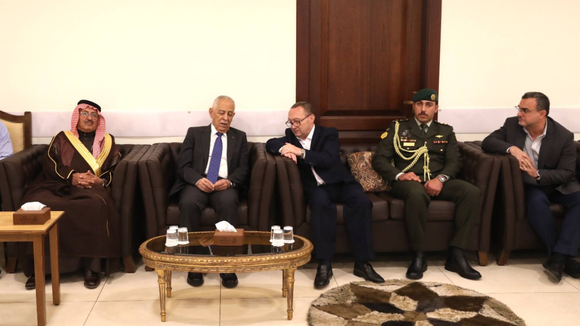 رئيس الديوان الملكي الهاشمي يقدم واجب العزاء