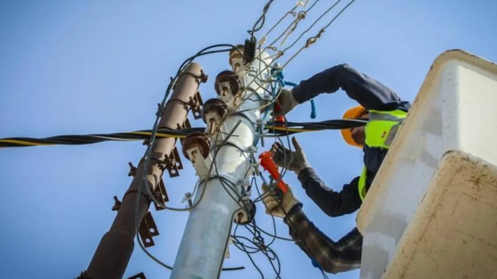 عامل في شركة كهبرباء يجري صيانة دورية لاحدى الشبكات