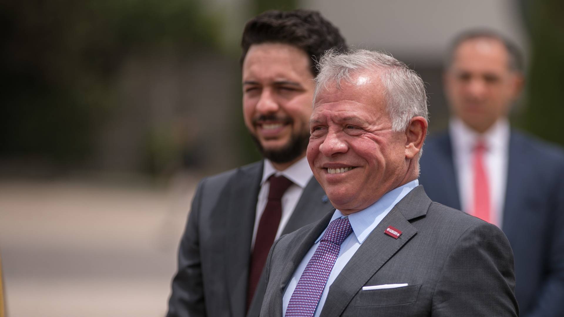 الملك عبدالله الثاني يرافقه ولي العهد