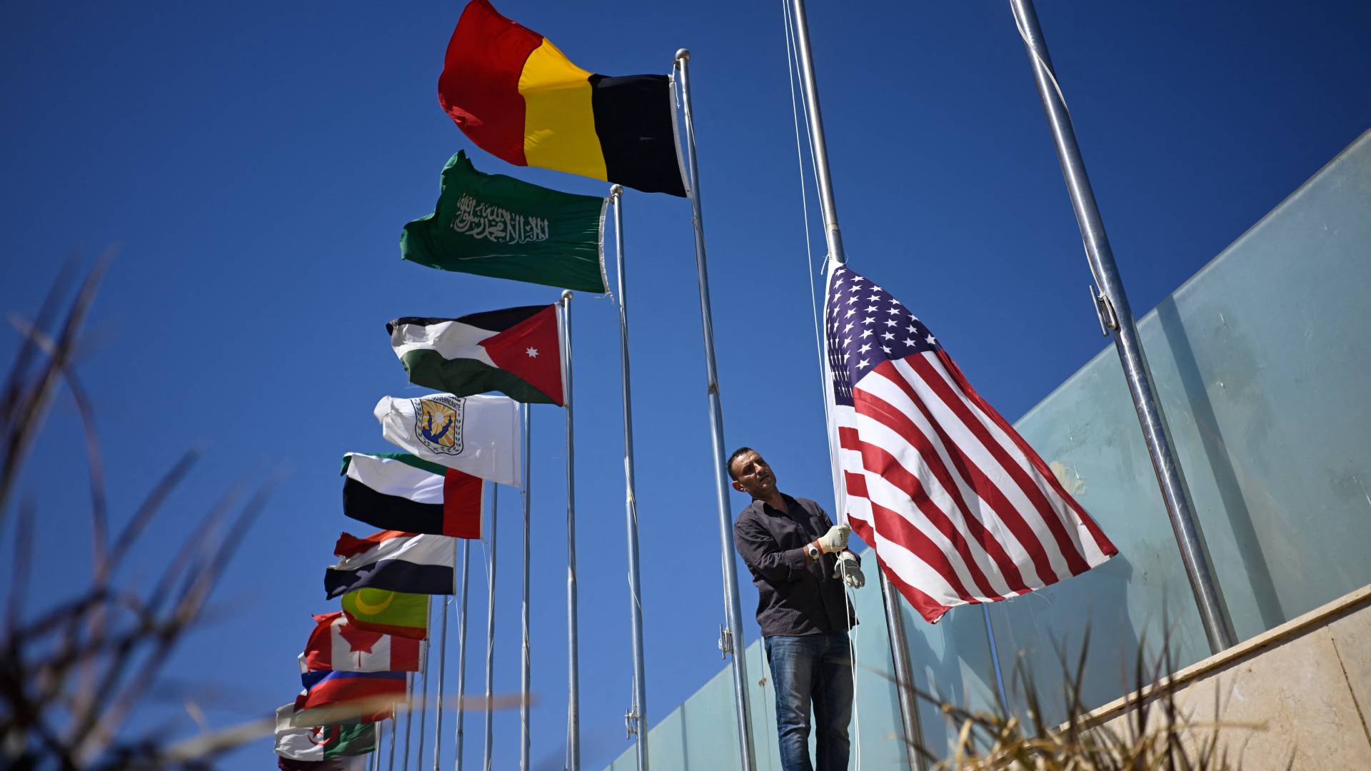 تعليق اعلام الدول المشاركة في مؤتمر شرم الشيخ