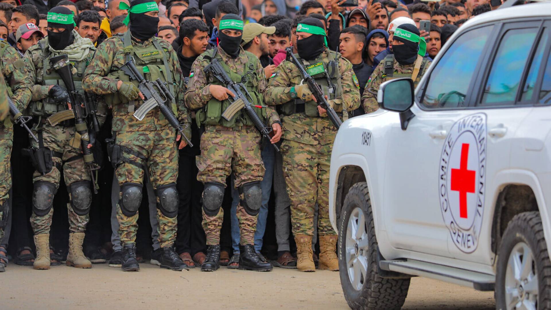 مقاتلوا كتائب القسام رفقة سيارة الصليب الاحمر