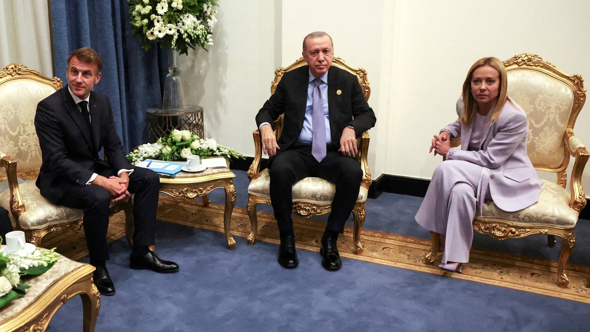 الرئيس التركي، رجب طيب أردوغان، ورئيسة الوزراء الإيطالية، جورجيا ميلوني والرئيس الفرنسي ايمانويل ماكرون