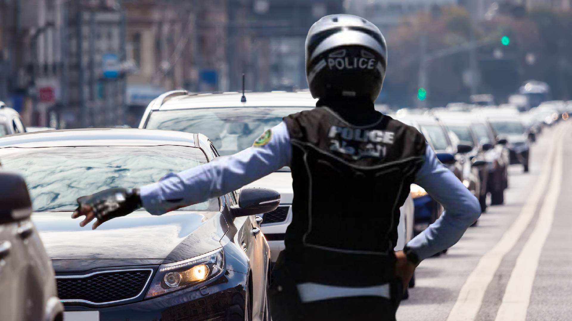 رقيب سير يوقف حركة المرور