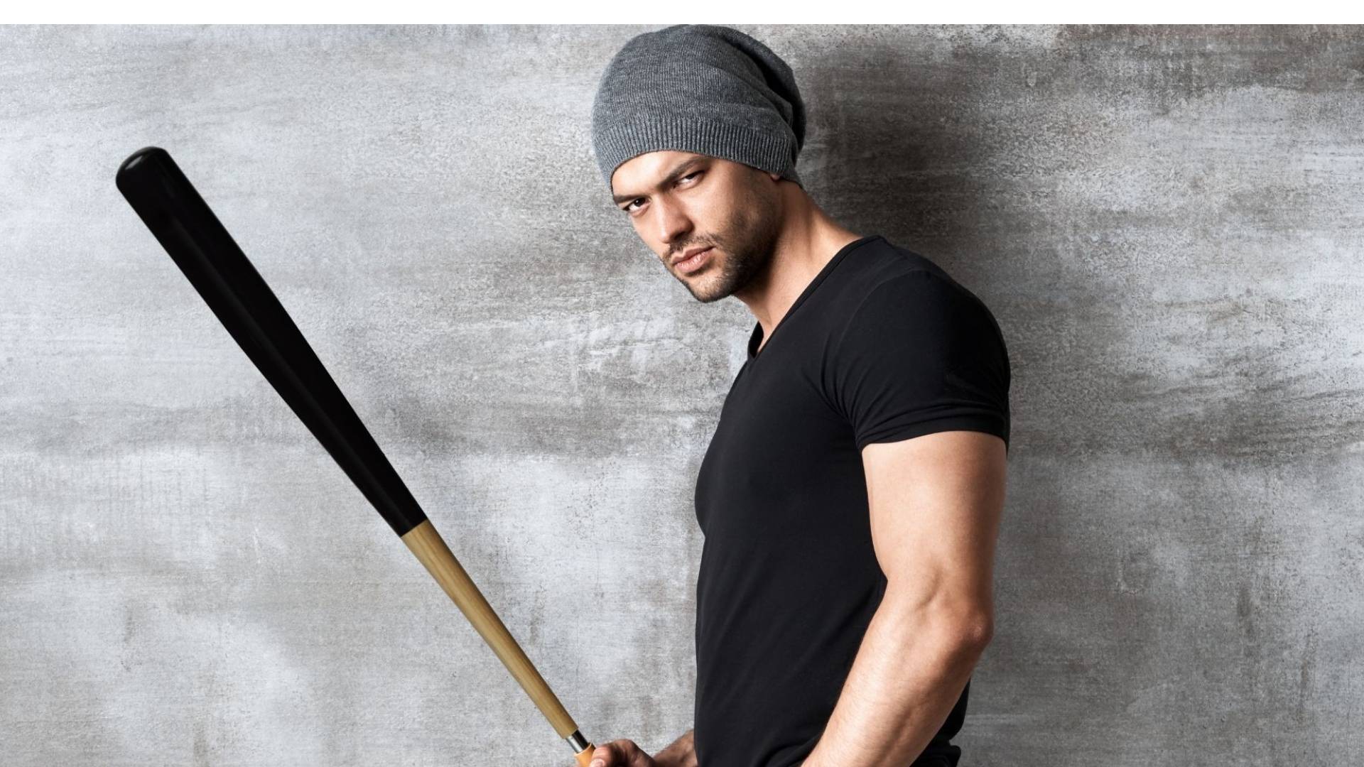 شخص ممسك بعصاة بيسبول_تعبيرية