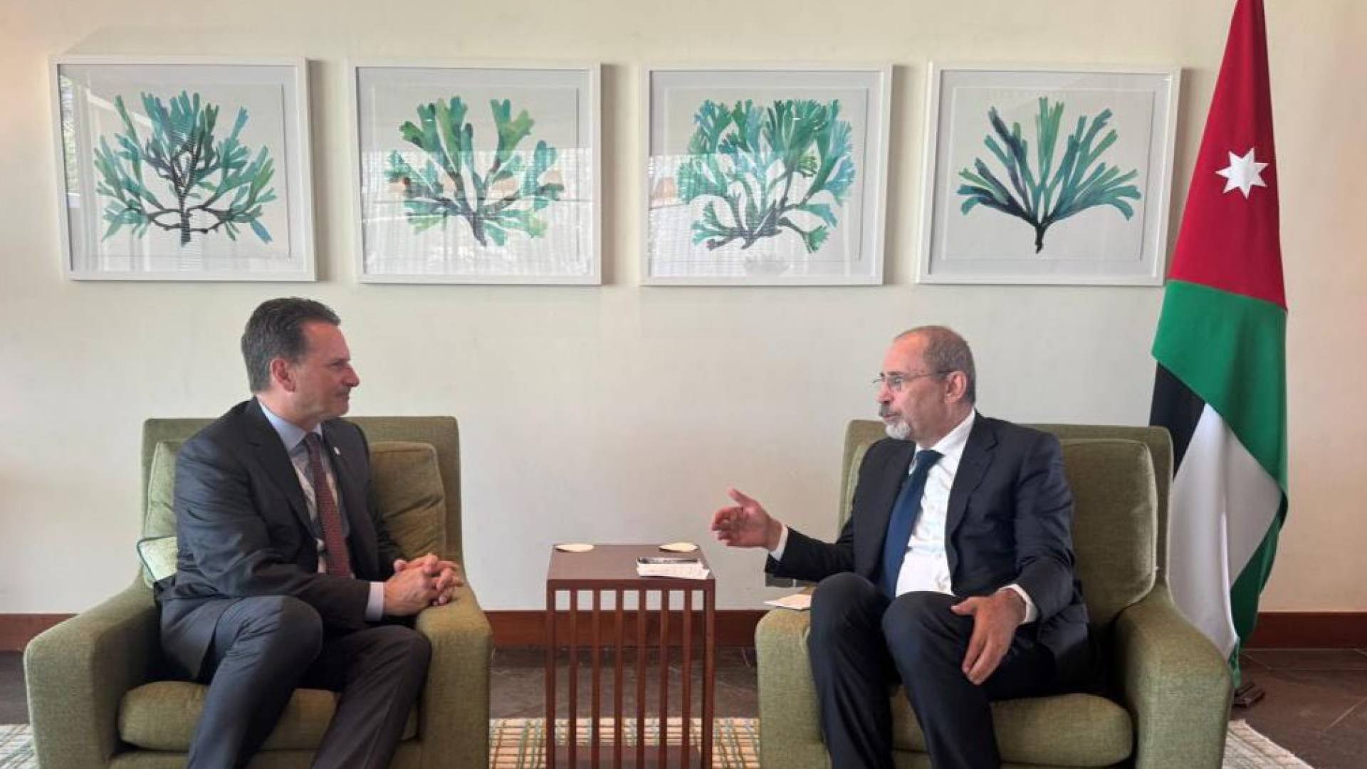 ووزير الخارجية وشؤون المغتربين أيمن الصفدي و المدير العام للجنة الدولية للصليب الأحمر بيير كراهنبول