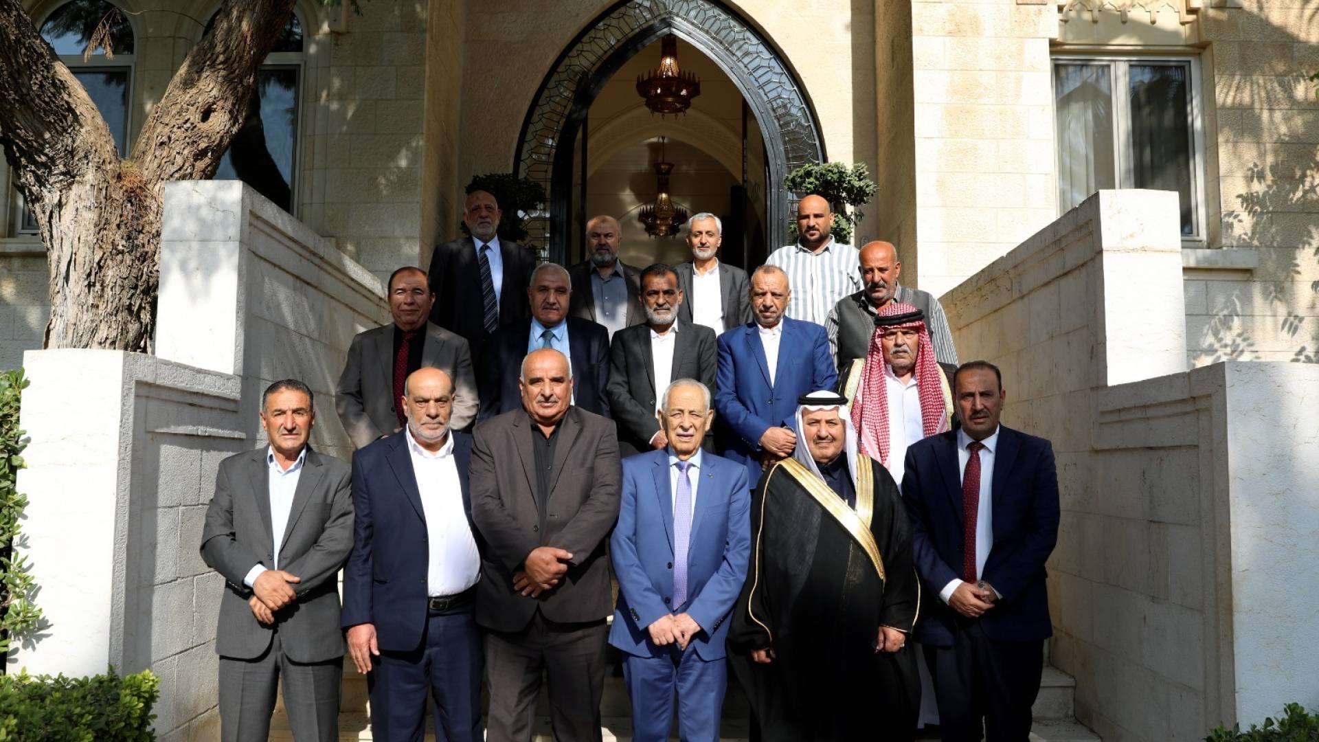 رئيس الديوان الملكي الهاشمي يوسف العيسوي اثناء الاجتماعات