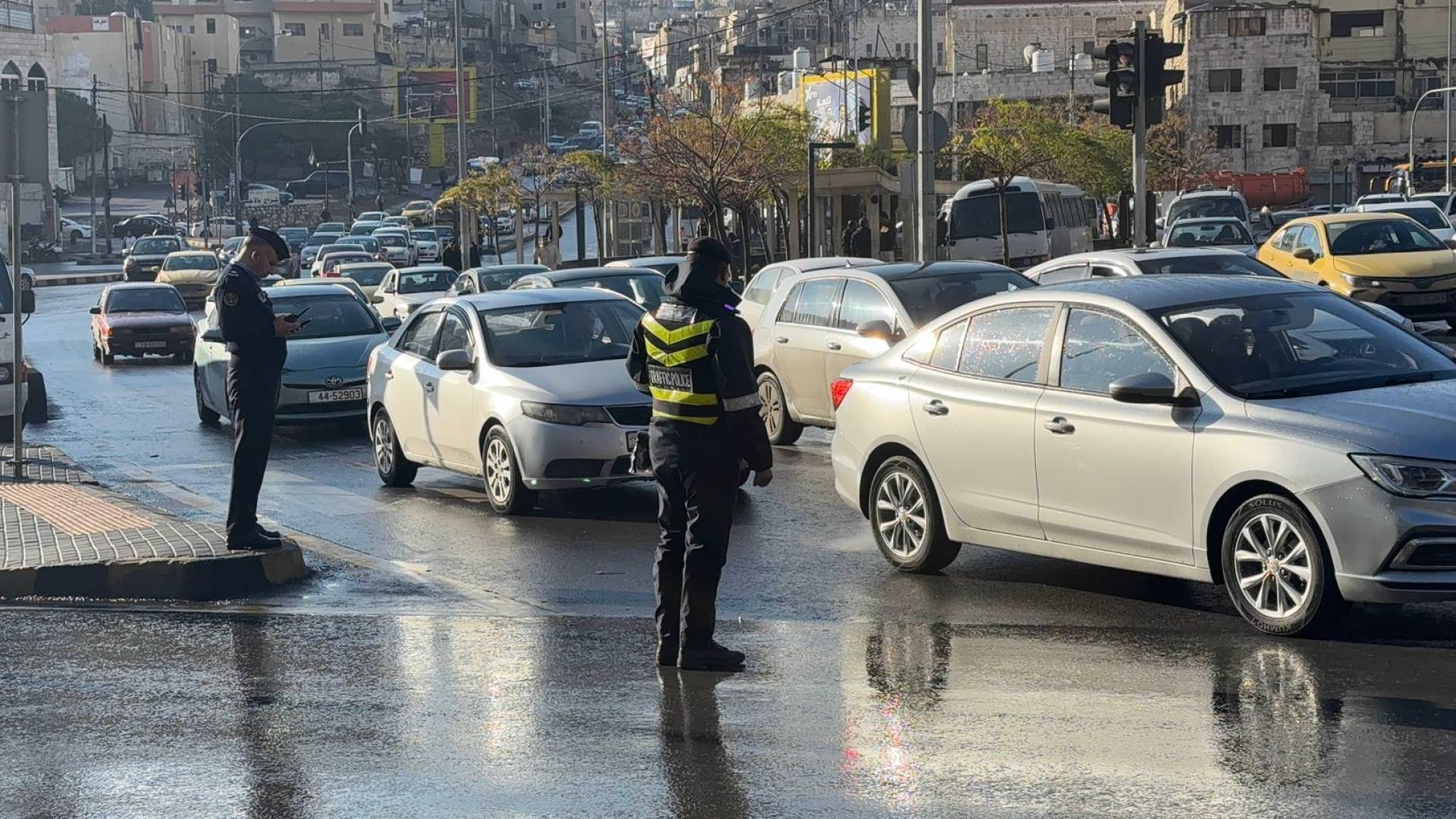 طقس ماطر في شوارع عمان