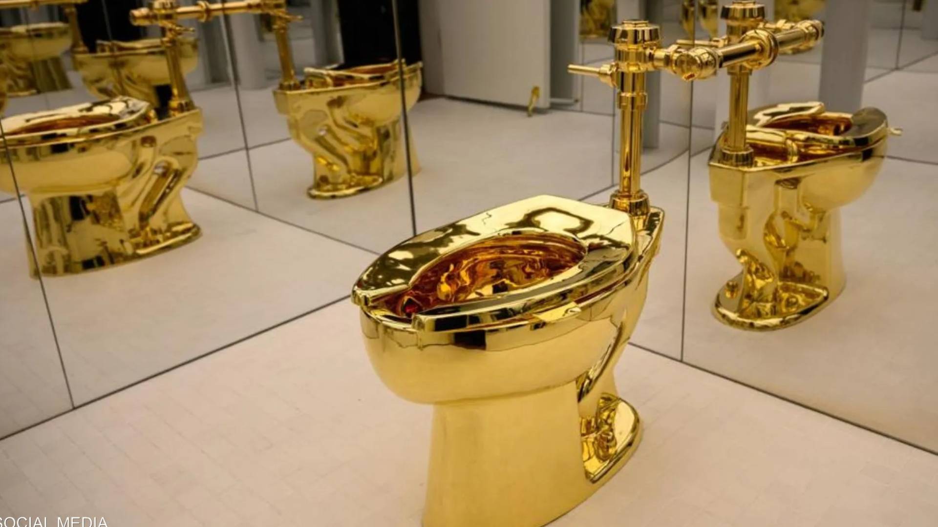مرحاض مصنوع بالكامل من الذهب