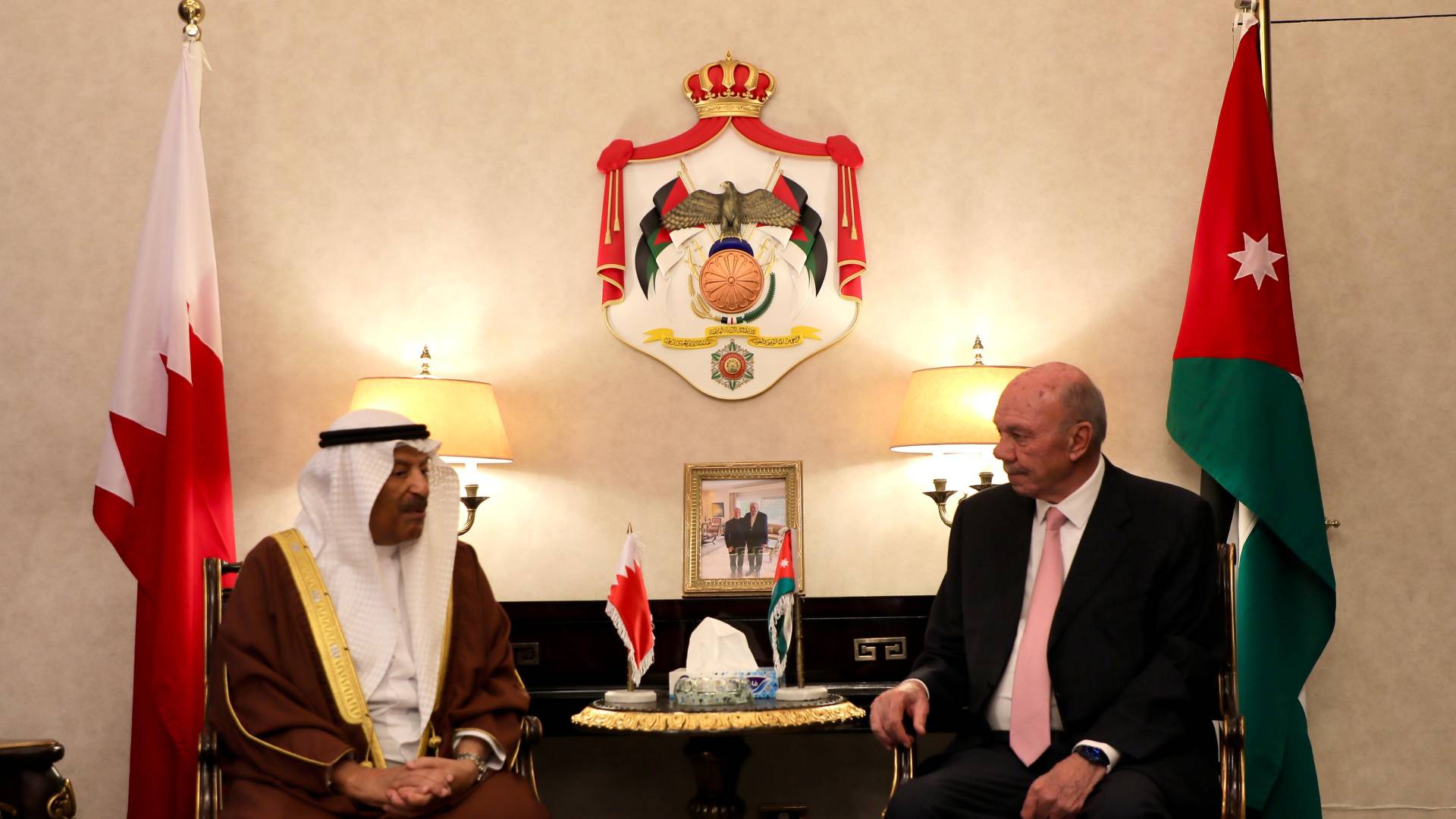 الفايز يجري مباحثات رسمية مع نظيره البحريني في عمان