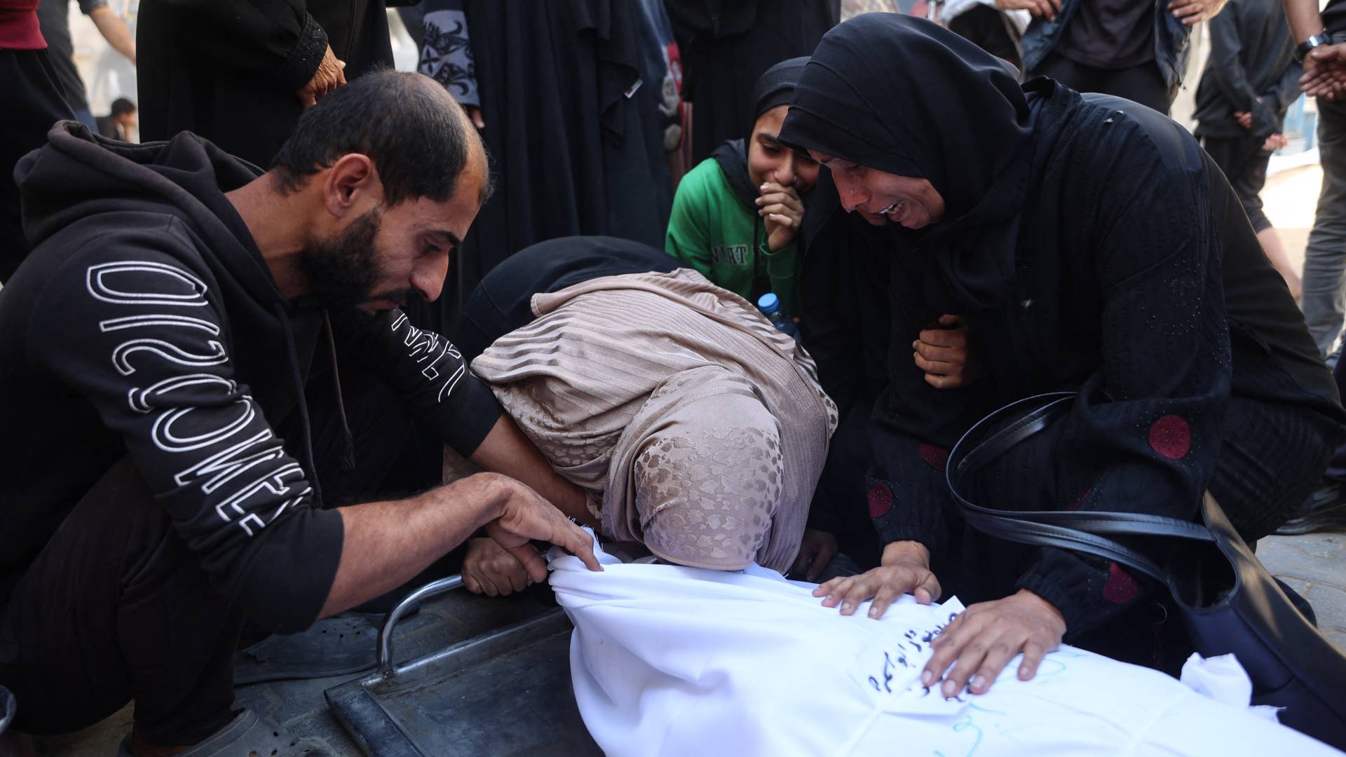 الحزن على الشهداء في غزة