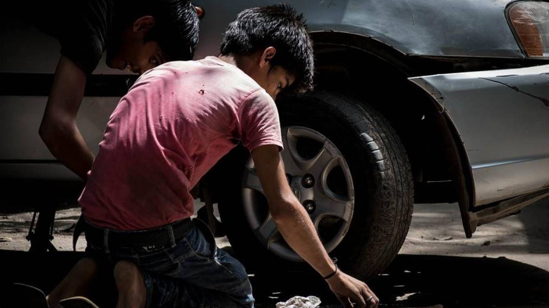 أطفال يعملون في مجال ميكانيك السيارات