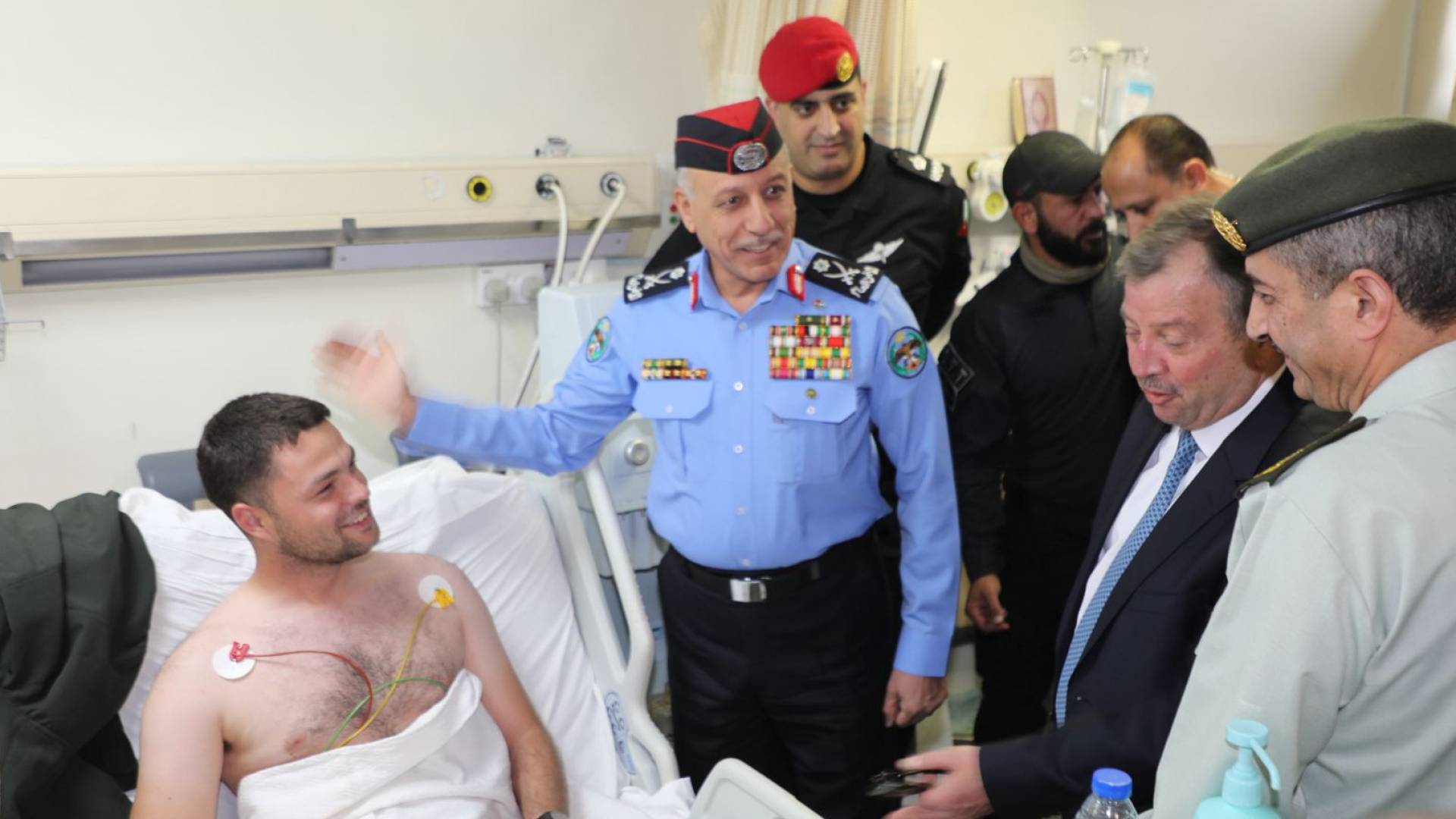 مديرا المخابرات والأمن العام يطمئنان على مصابي مداهمة الرمثا