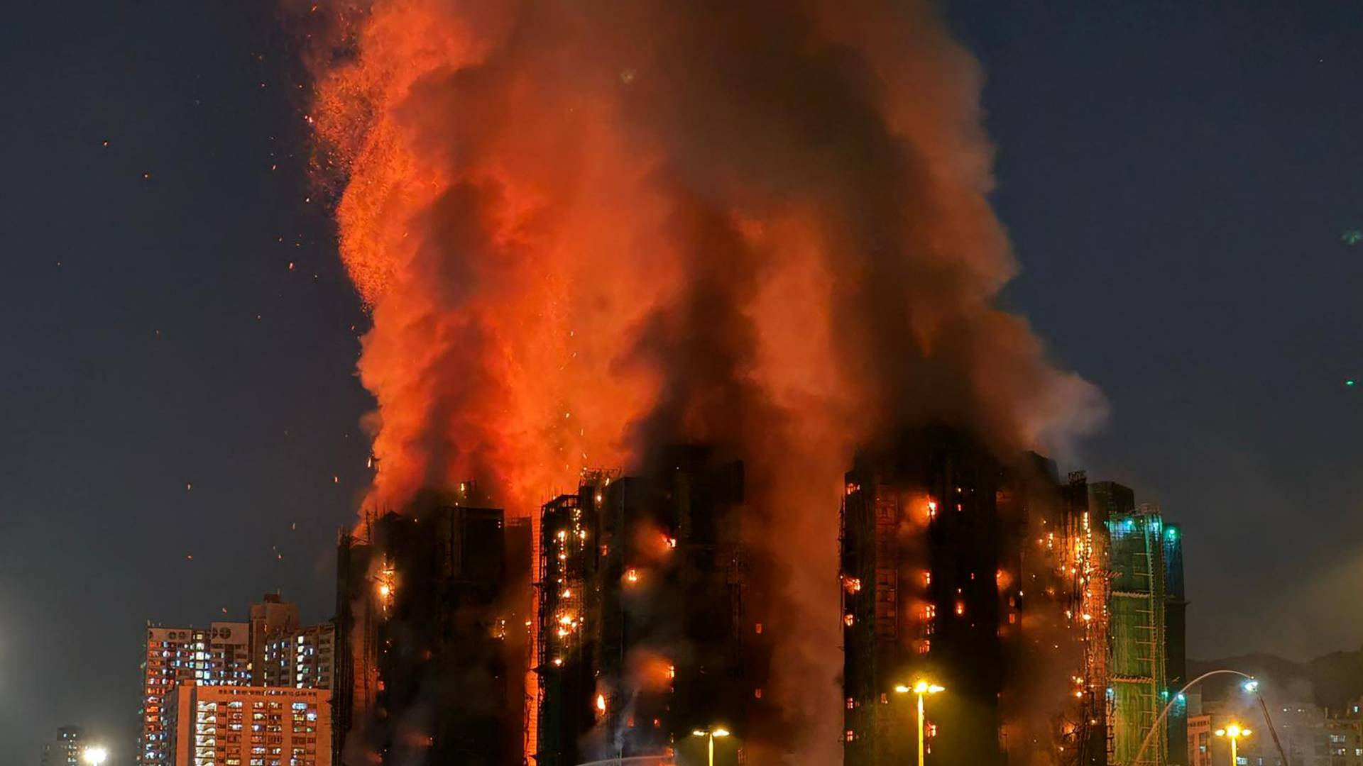 حريق ضخم يلتهم 5 مبان في "وانغ فوك كورت" شمال هونغ كونغ