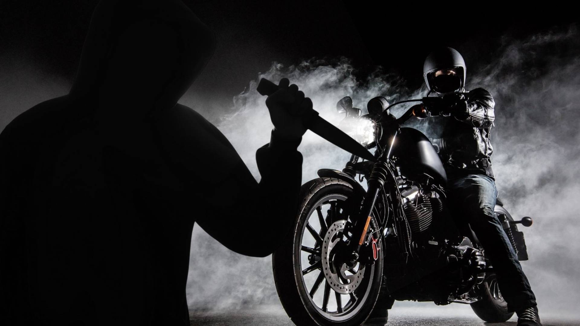 صورة تعبيرية لشخص يركب دراجة وشخص أخر يحمل سكينا