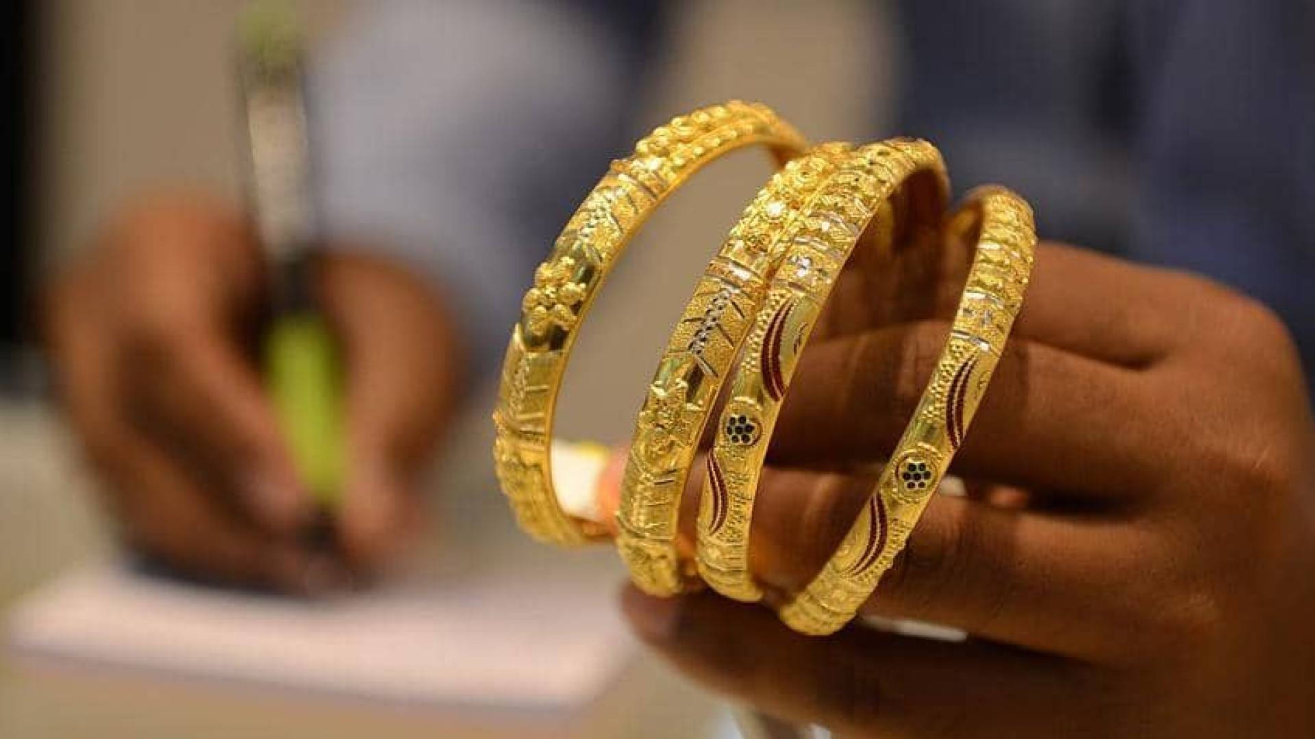 أساور ذهبية