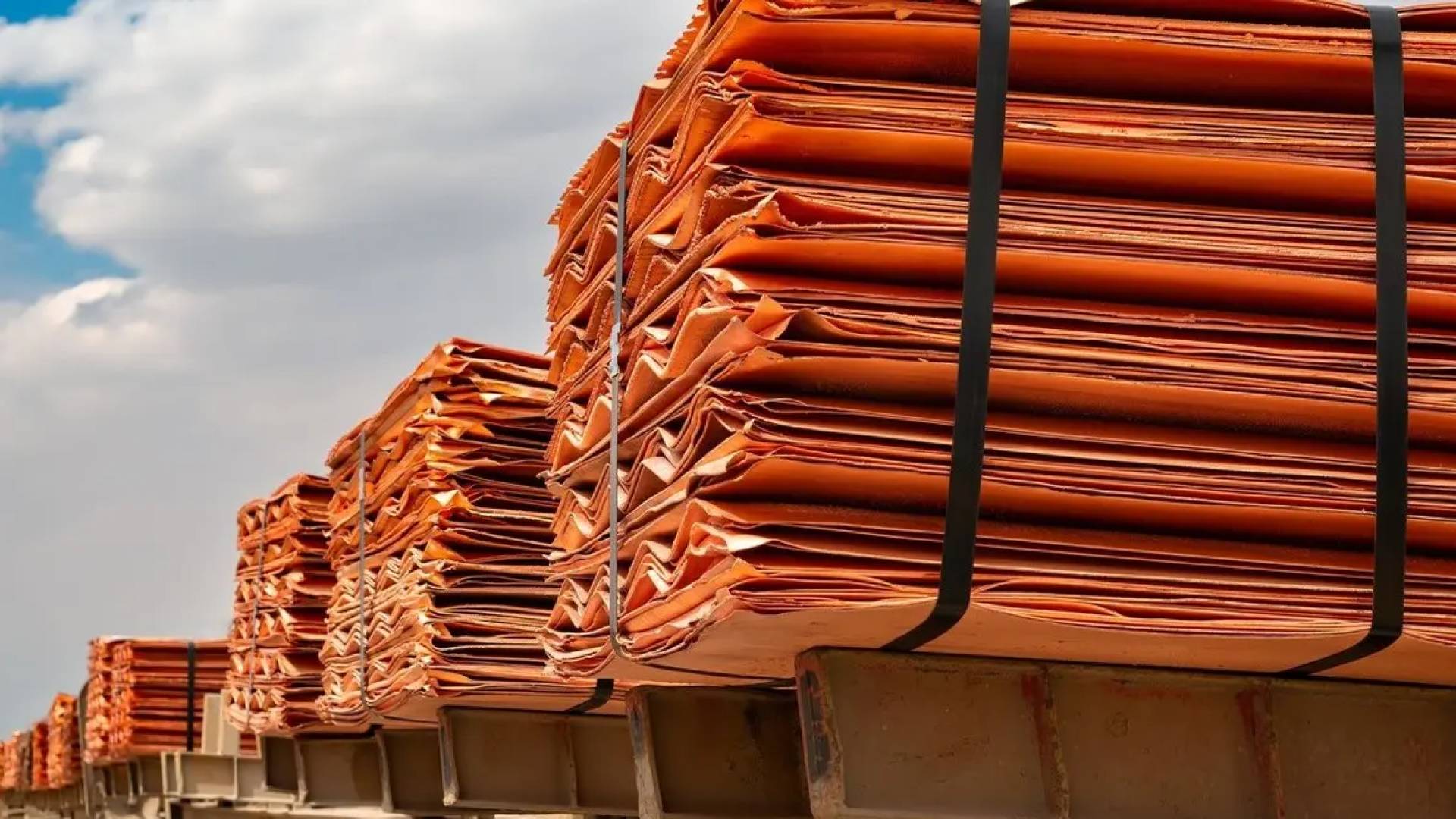 ألواحا مكدسة من النحاس