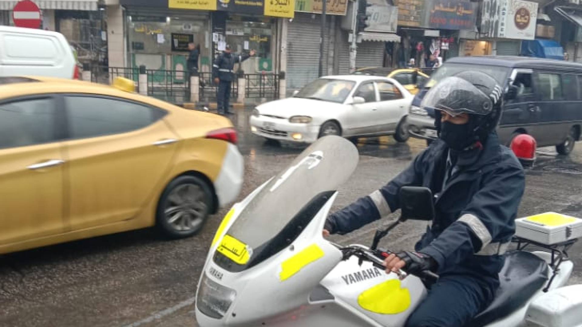 رجال سير تحت المطر - أرشيفية