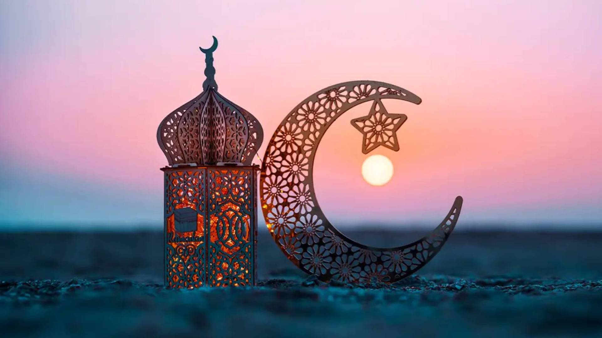 فانوسا خشبيا مزخرفا وهلالا ونجما، وهي رموز مرتبطة بشهر رمضان المبارك