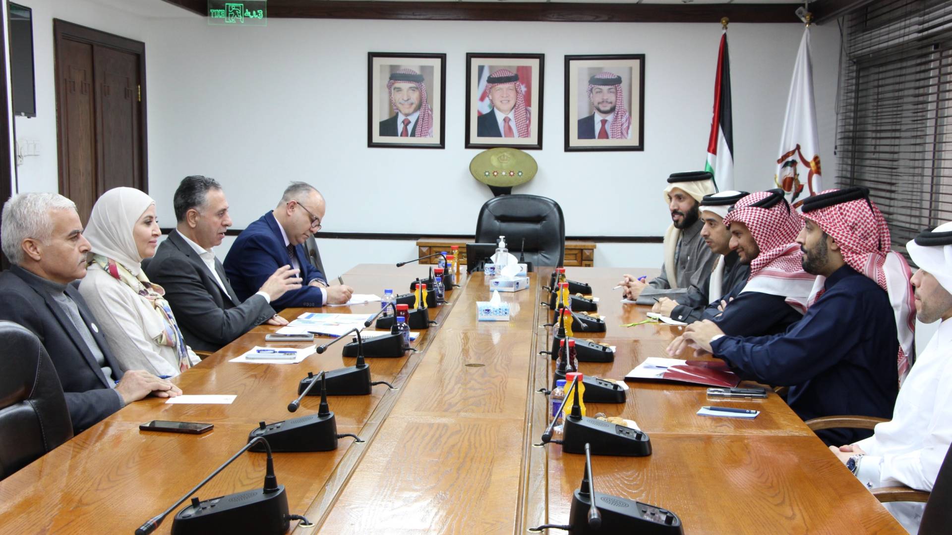 وزير الصناعة والتجارة والتموين المهندس يعرب القضاة خلال لقائه وفدا قطريا