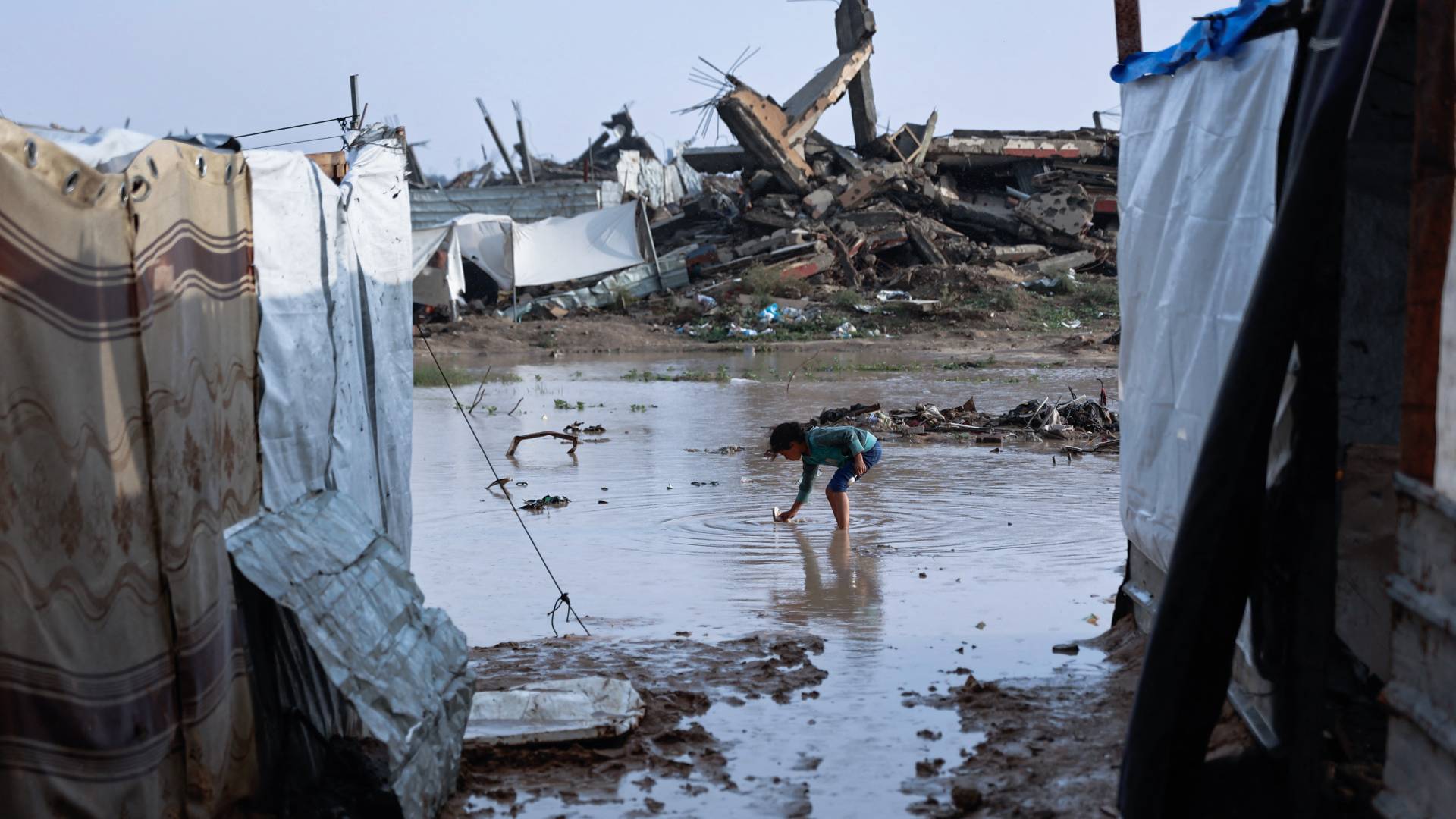 المعاناة في قطاع غزة نتيجة المنخفض الجوي بيرون