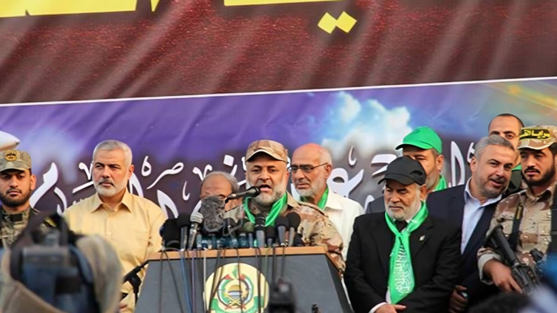 القيادي في حماس رائد سعد رفقة الشهيد اسماعيل هنية وعناصر من كتائب القسام