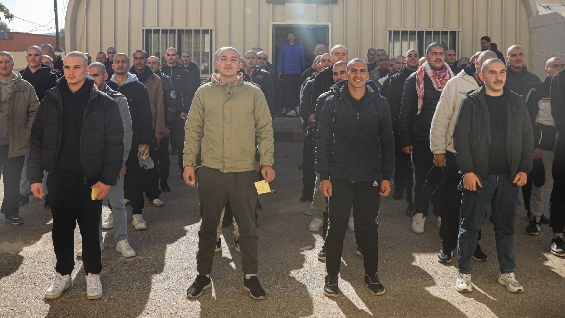 بدأت القوات المسلحة، اليوم الأربعاء، بإجراء الفحوصات الطبية اللازمة للمكلفين بخدمة العلم، وذلك من خلال توزيعهم