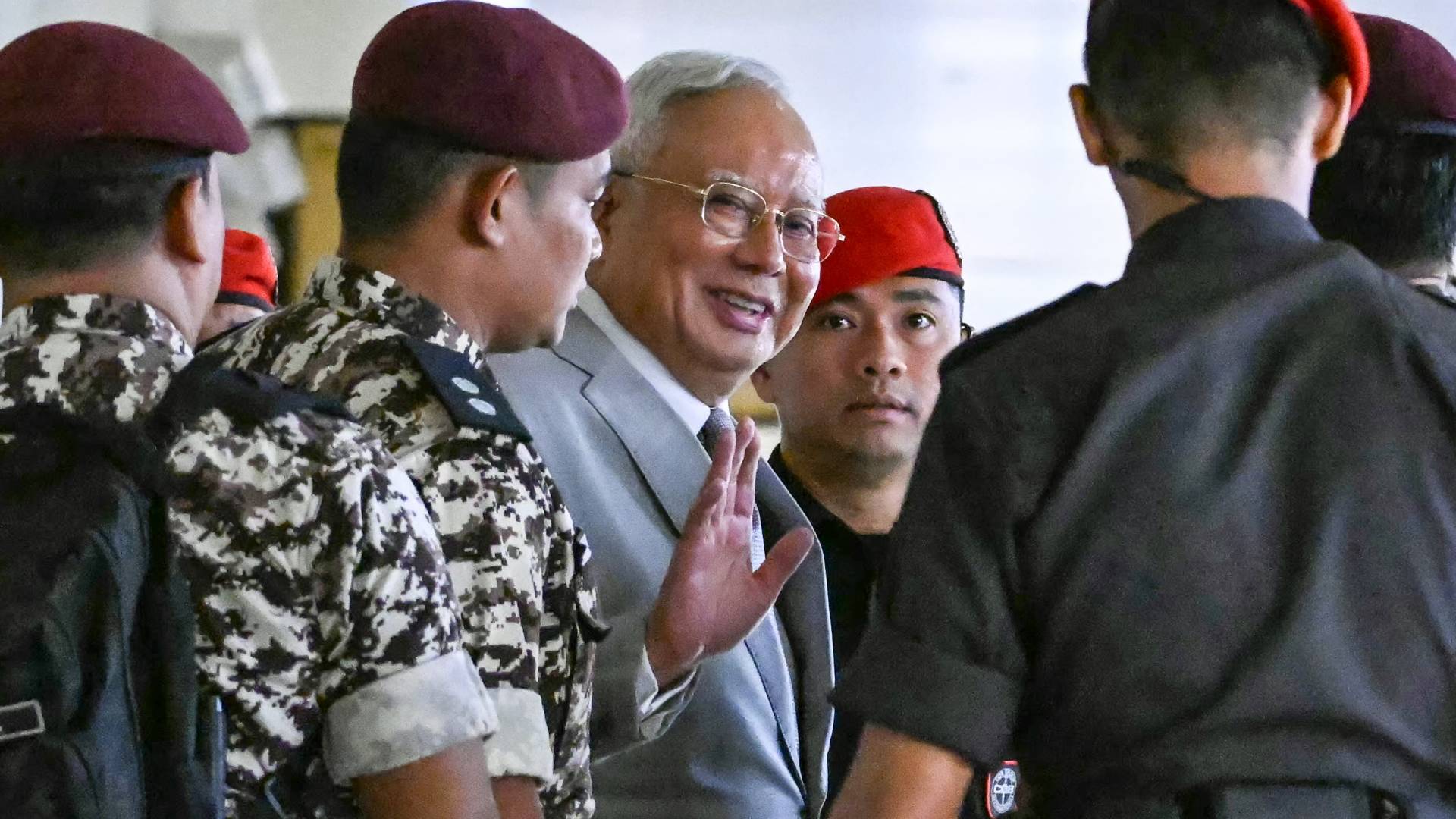 رئيس الوزراء الماليزي السابق نجيب عبد الرزاق يصل إلى جلسة استماع في المحكمة العليا بكوالالمبور