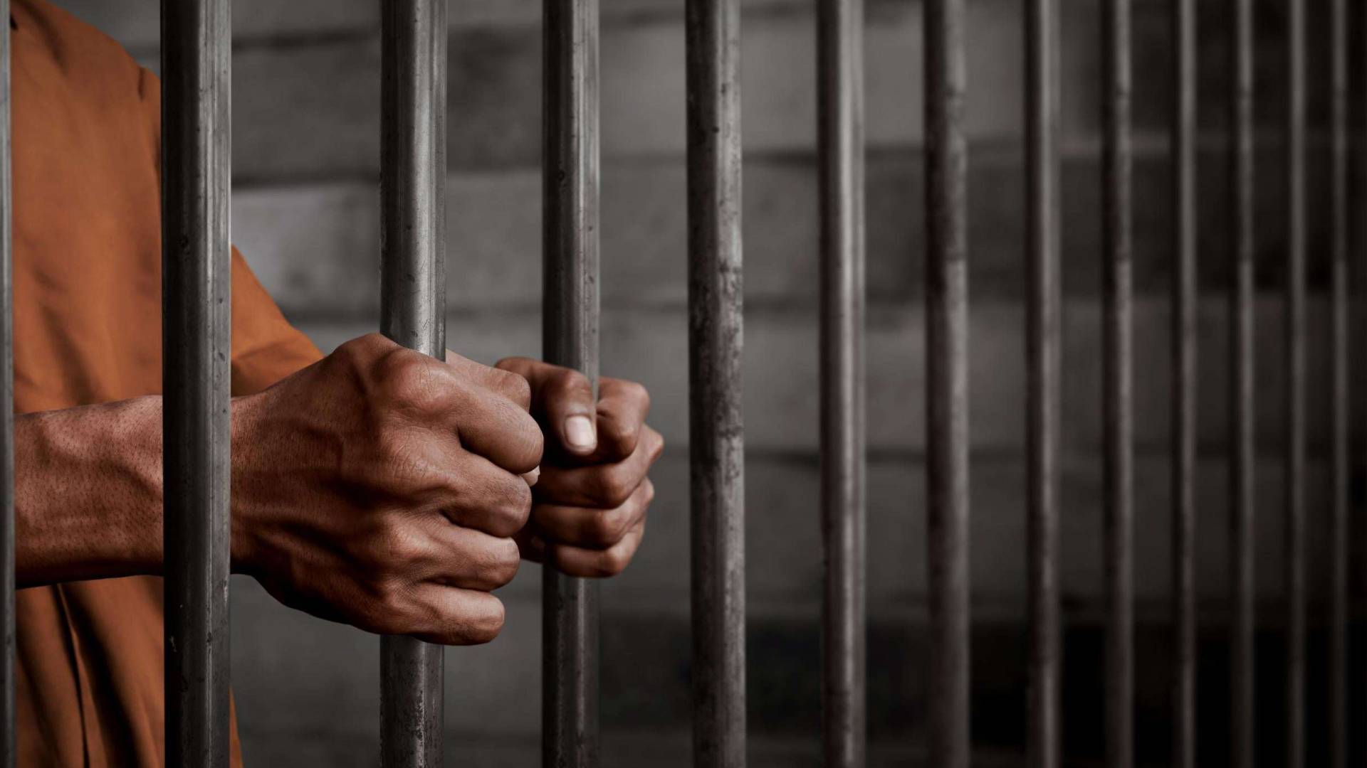 شخص بداخل السجن