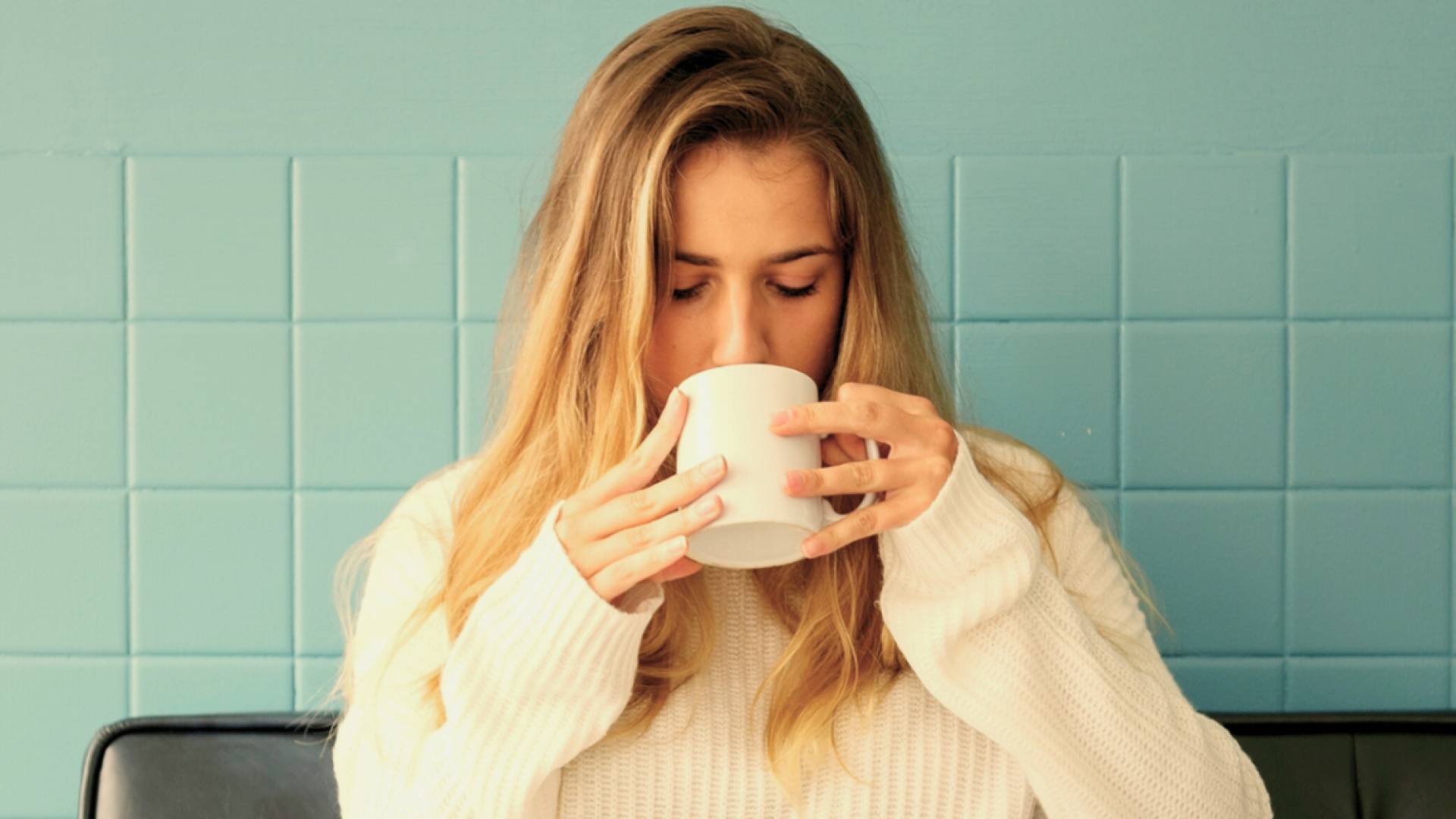 سيدة تشرب القهوة